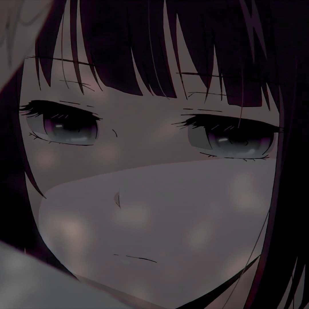 Broken Heart Anime 桌布 壁紙 — 動漫女孩臉部特寫，深色頭髮，紫色眼睛，場景昏暗。