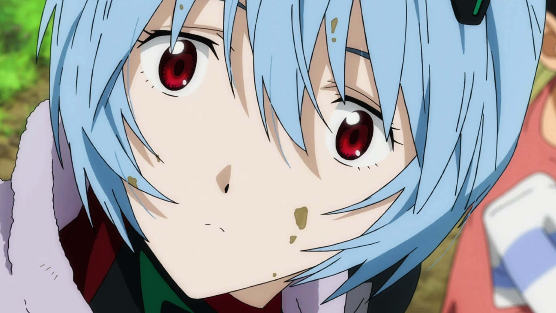 Evangelion 30 10 桌布 壁紙 — 動漫女孩藍髮紅眼的特寫，臉上沾有污垢，專注地向前看。