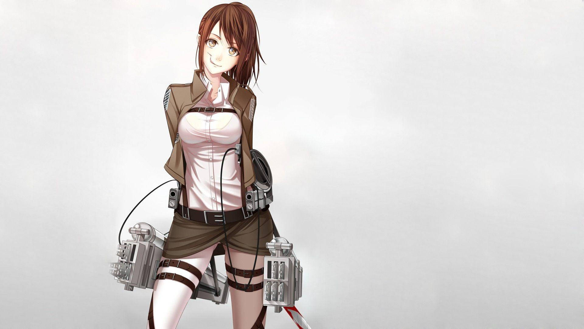 Mikasa 桌布 壁紙 — 動漫女孩身穿棕色裝備，帶有機械腿部附件，在純灰色背景前微笑。