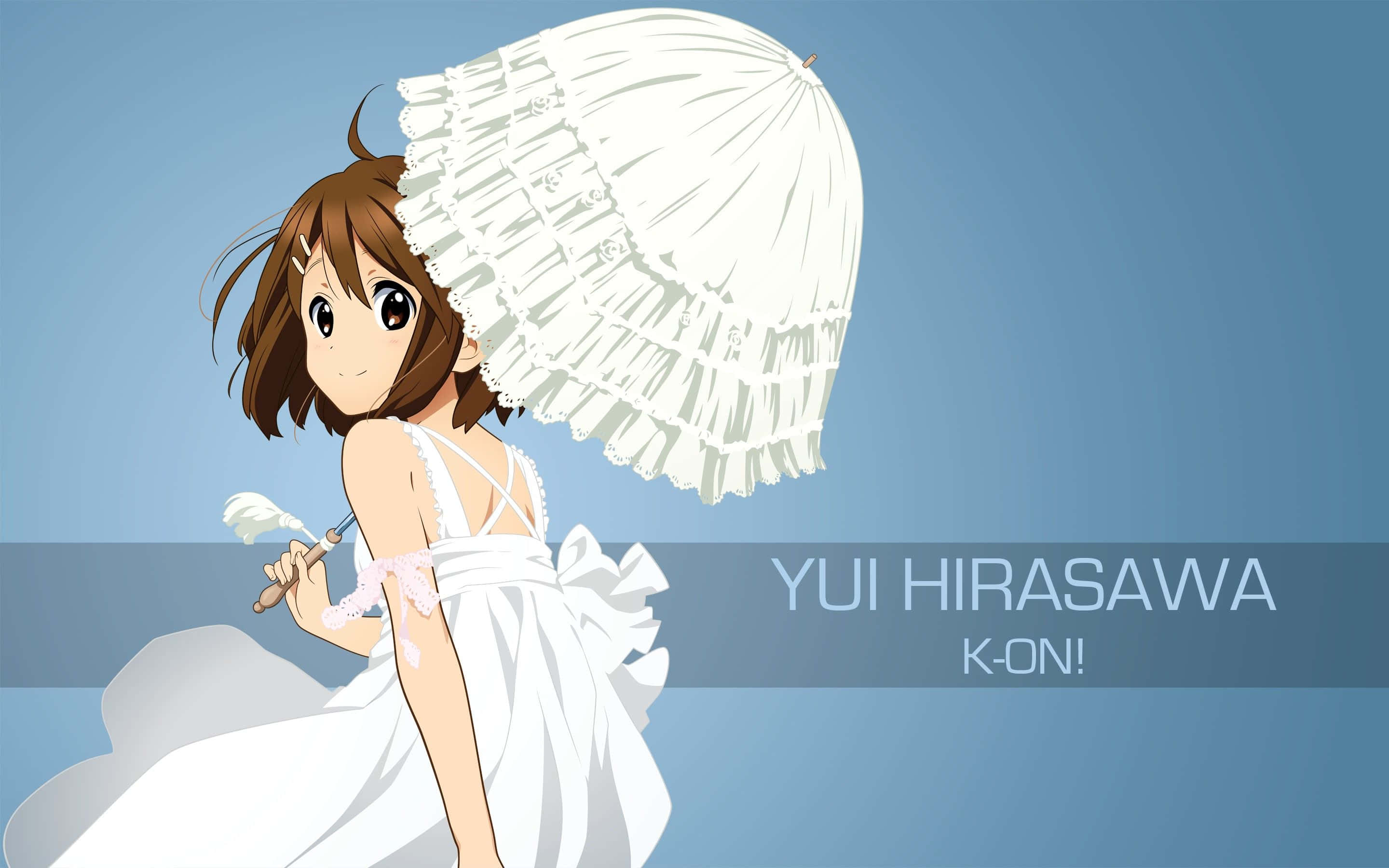 yui hirasawa 桌布 壁紙 — 動漫女孩身穿白色連衣裙，手持蕾絲陽傘，在柔和的藍色漸層背景上回頭微笑。