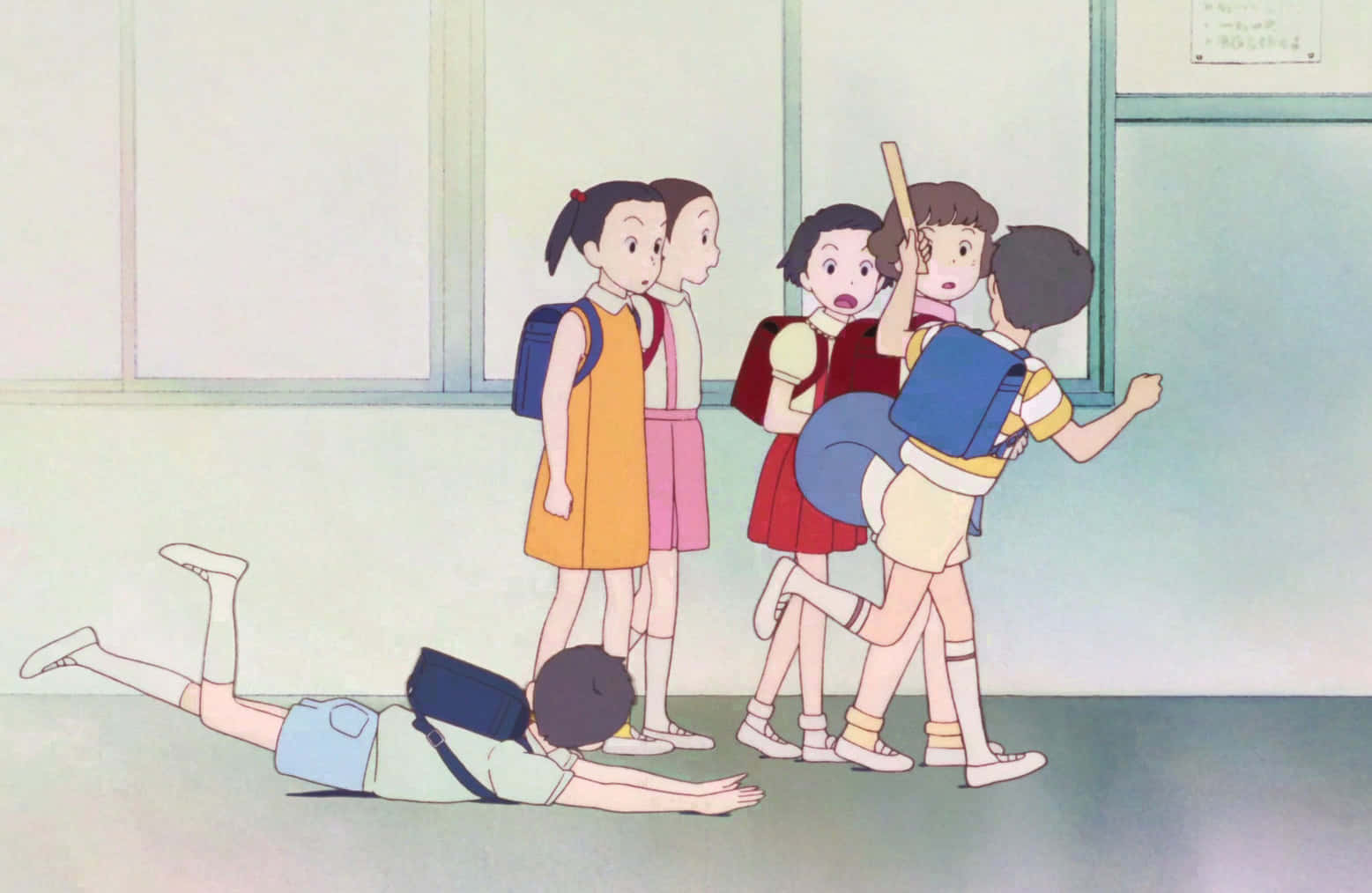 Only Yesterday 桌布 壁紙 — 動漫學童聚集在走廊上，圍繞著一名倒下的同學，柔和粉彩燈光，表情豐富。