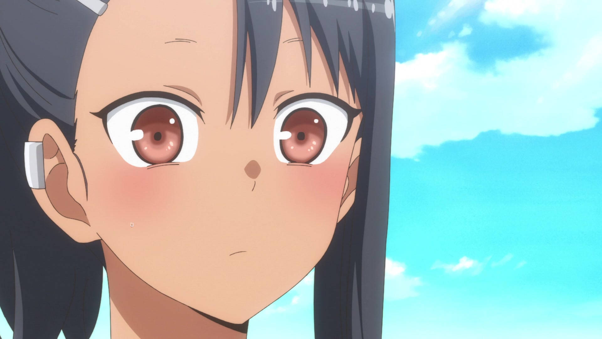Nagatoro 桌布 壁紙 — 動漫少女特寫，擁有大大的棕色眼睛和深色頭髮，背景是晴朗藍天和蓬鬆白雲。