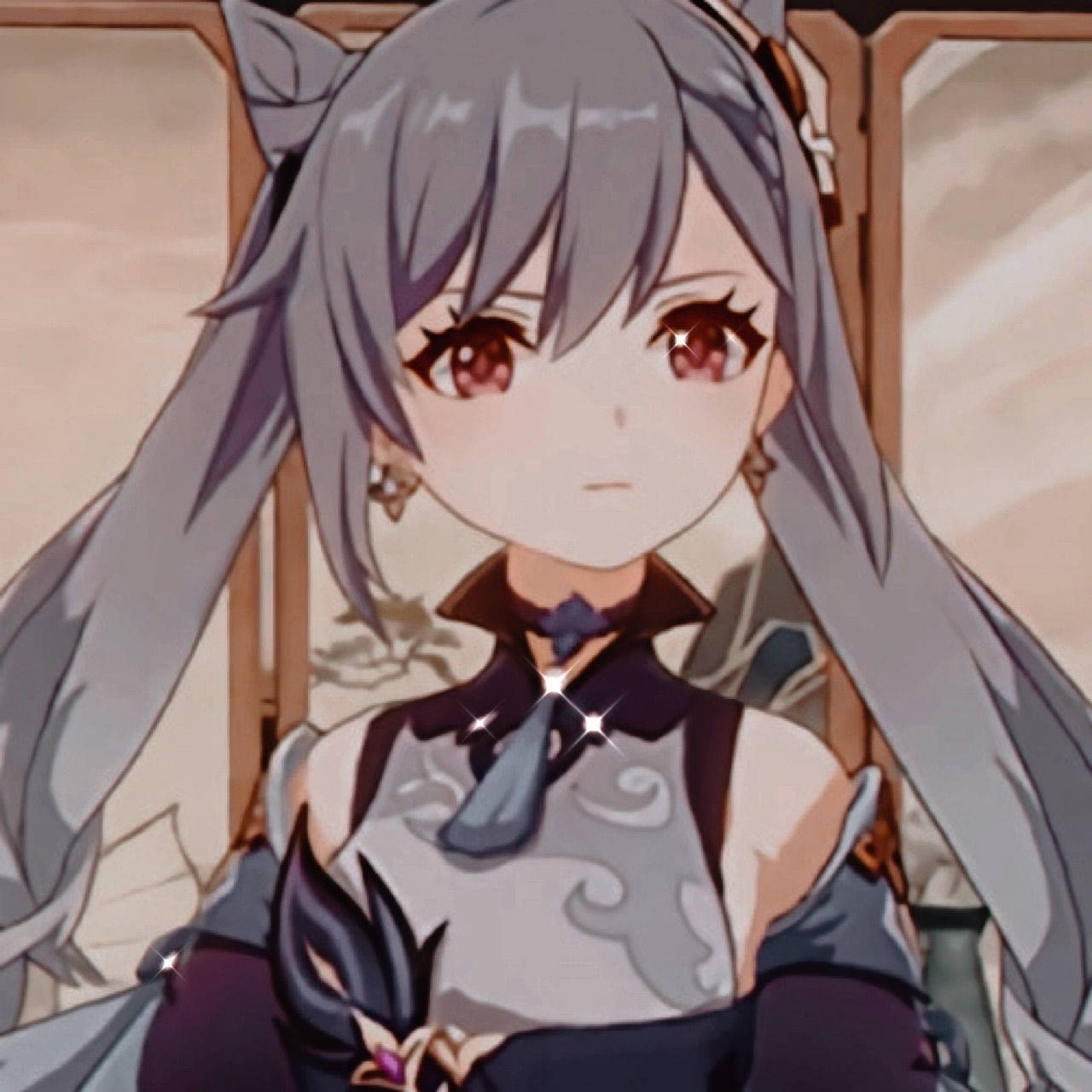 Keqing 桌布 壁紙 — 動漫少女特寫，長灰髮紅眼，身穿閃亮細節的深色服裝。