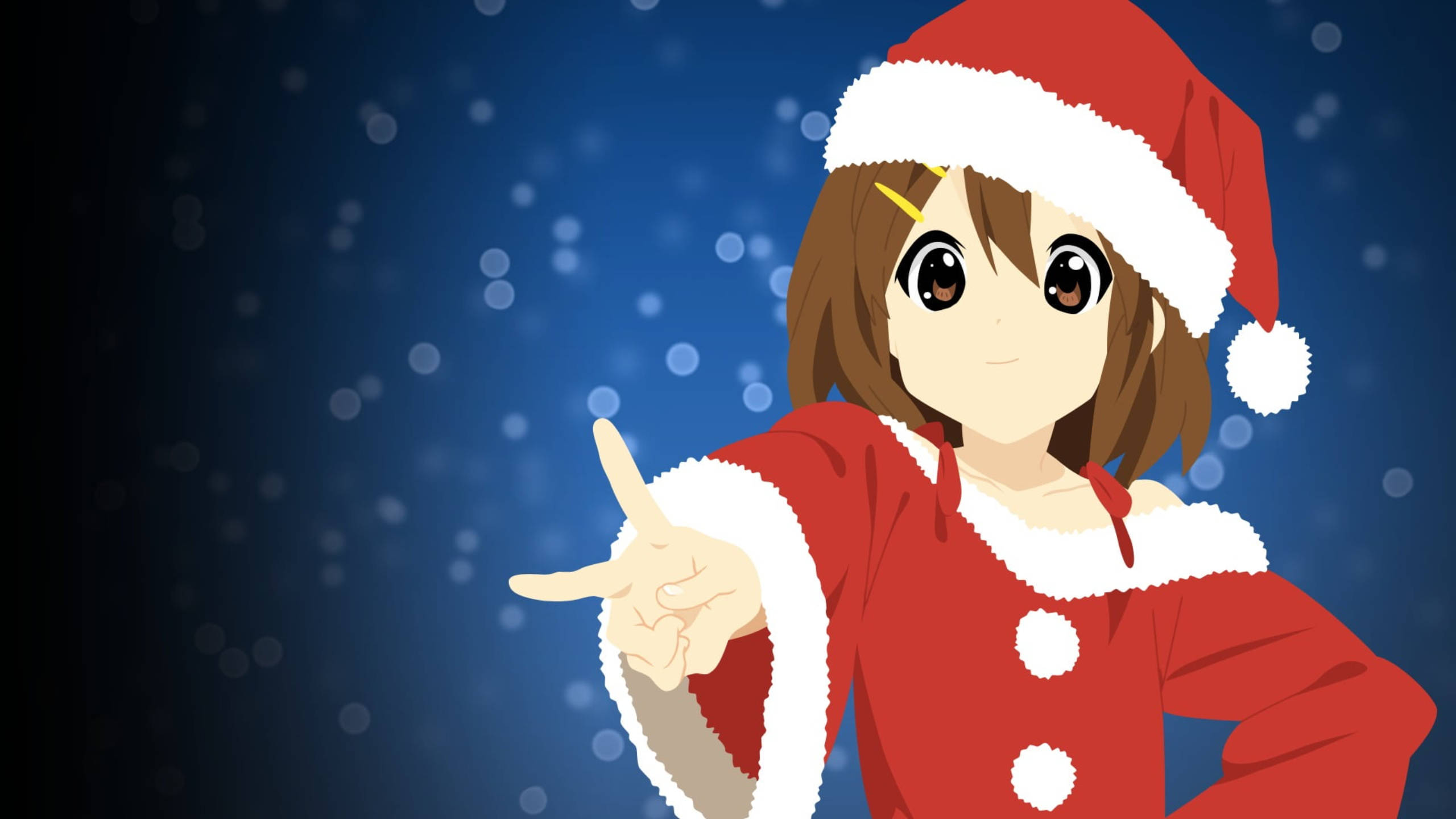 Anime Christmas 桌布 壁紙 — 動漫少女穿著紅色聖誕老人服裝，在雪藍色背景和散景燈光下愉快地指著。
