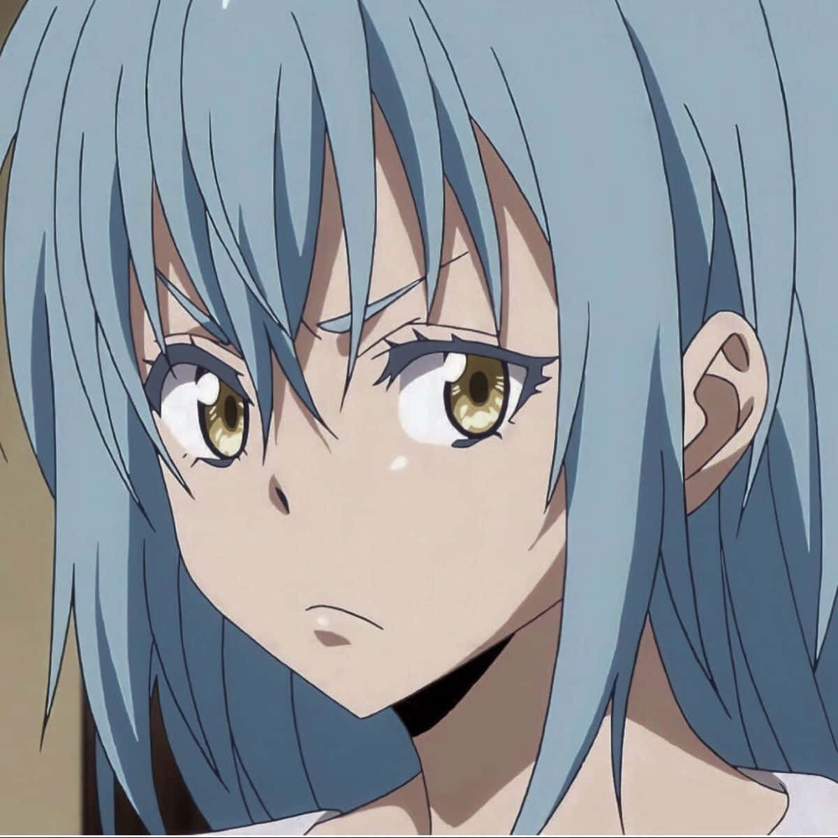 cute anime pfp 桌布 壁紙 — 動漫少女藍髮金眼的特寫，神情嚴肅地專注向前看。