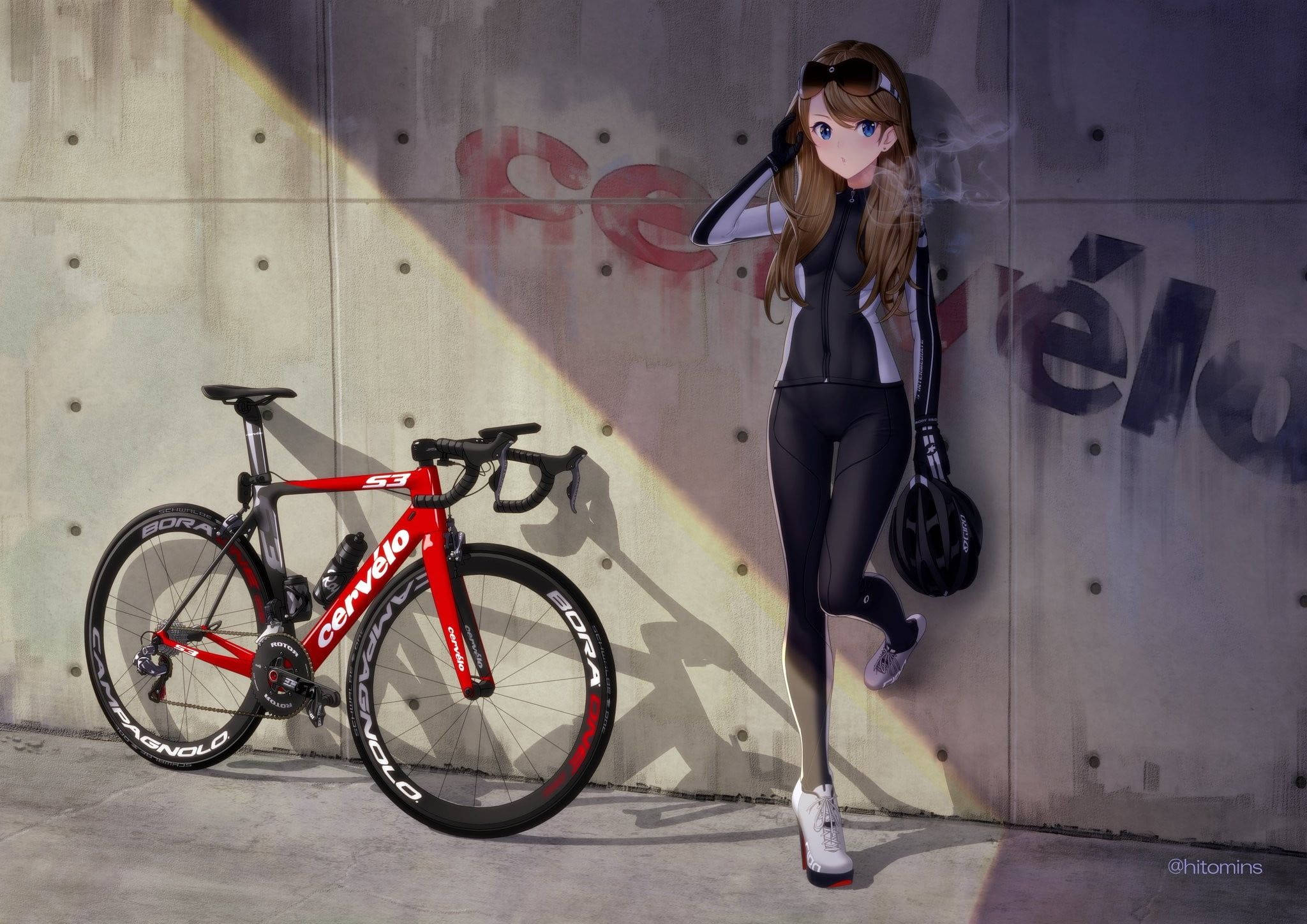 動漫女孩 桌布 壁紙 — 動漫少女身穿單車服，靠在混凝土牆上，旁邊是紅色Cervélo公路單車，帶有塗鴉和戲劇性燈光。