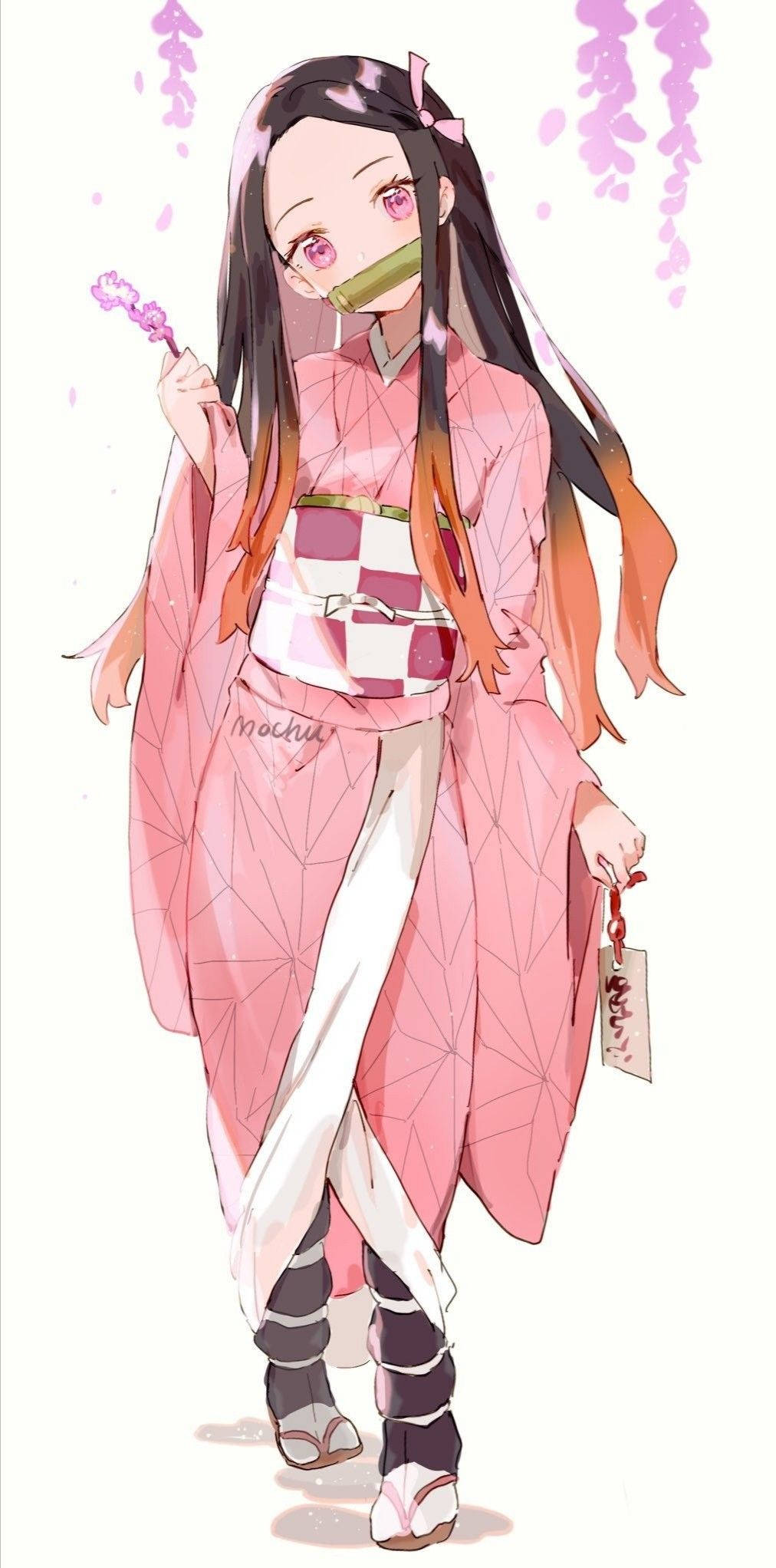鬼滅之刃 禰豆子 桌布 壁紙 — 動漫少女身穿粉紅色和服，戴著竹製口塞，手持櫻花枝，站在飄落的花瓣下。