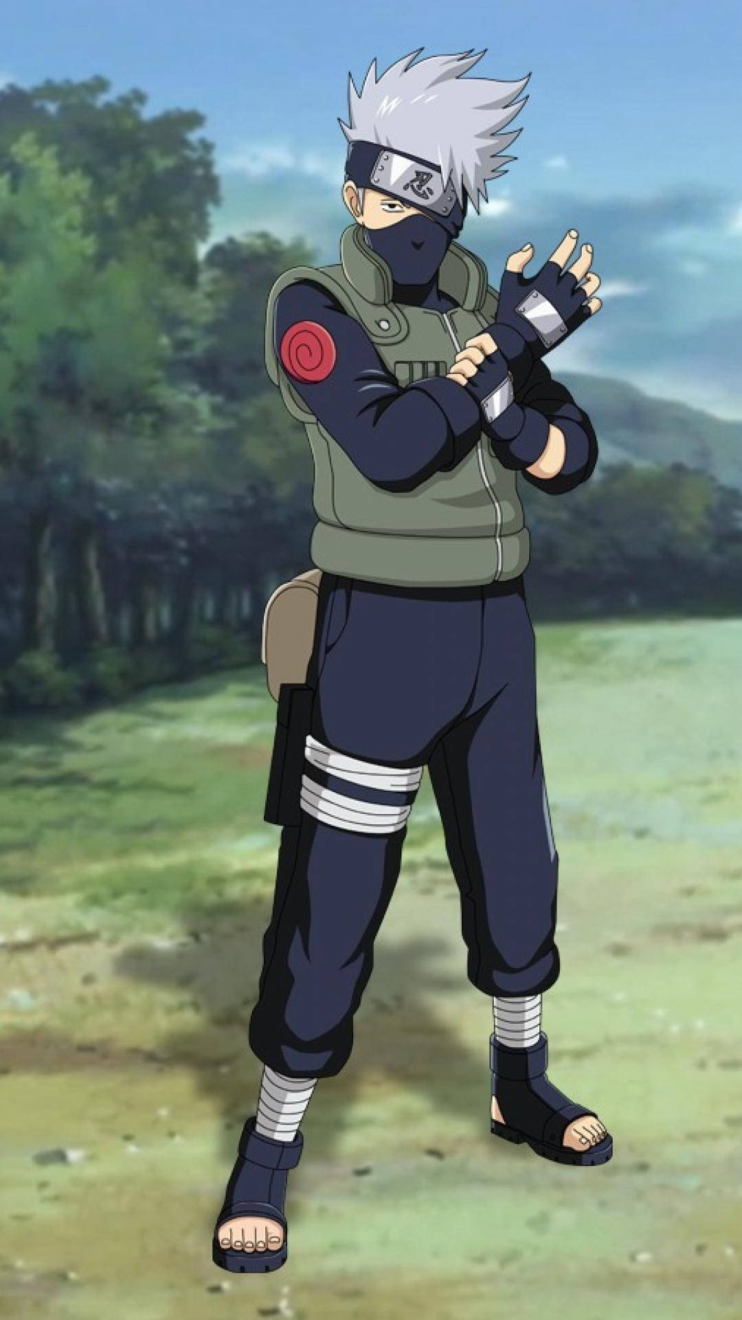 kakashi pfp 桌布 壁紙 — 動漫忍者，白色尖刺頭髮，戴著面具，站在森林空地準備戰鬥。