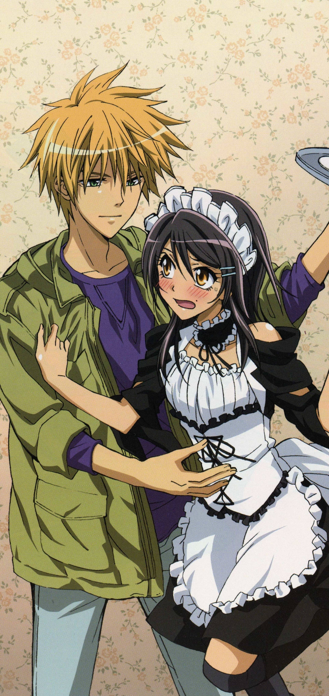 Kaichou Wa Maid Sama 桌布 壁紙 — 動漫情侶，金髮刺蝟頭和黑髮女僕穿著荷葉邊服裝，在花卉壁紙前溫暖擁抱。