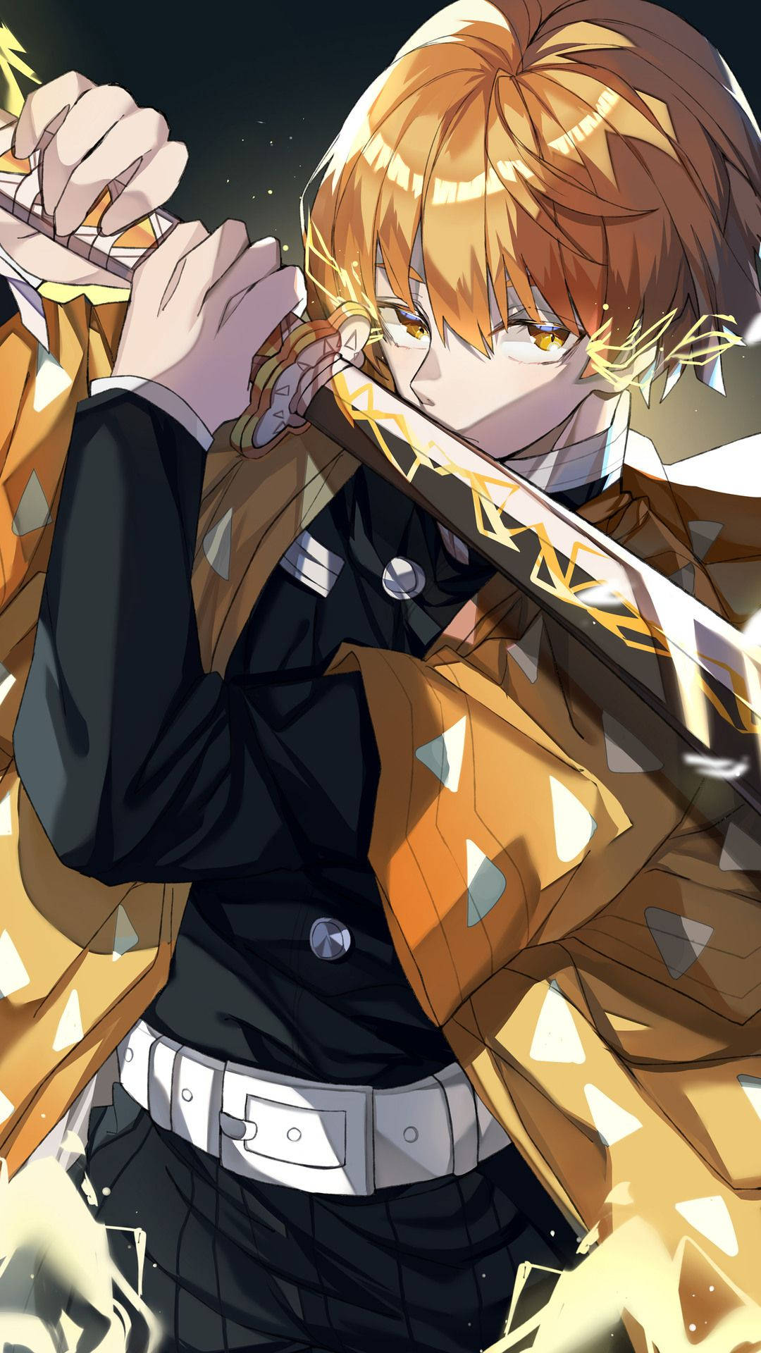 Demon Slayer Zenitsu 桌布 壁紙 — 動漫戰士，橙色頭髮，手持發光劍，以動態姿勢站在深色背景前。