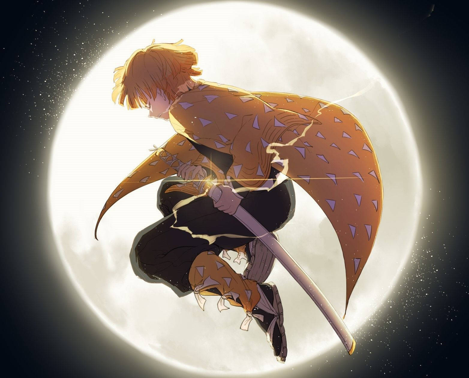 Demon Slayer Zenitsu 桌布 壁紙 — 動漫戰士，橙色頭髮，披著圖案斗篷，在發光的滿月背景下動態跳躍。