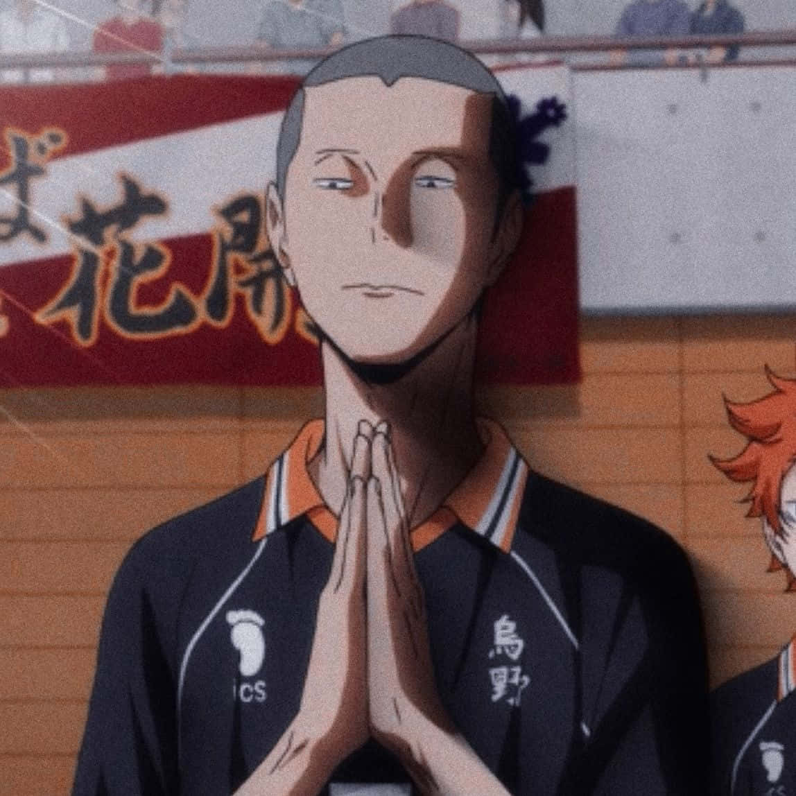 Tanaka Ryunosuke 桌布 壁紙 — 動漫排球運動員身穿黑色球衣，在室內溫暖燈光下雙手合十祈禱。