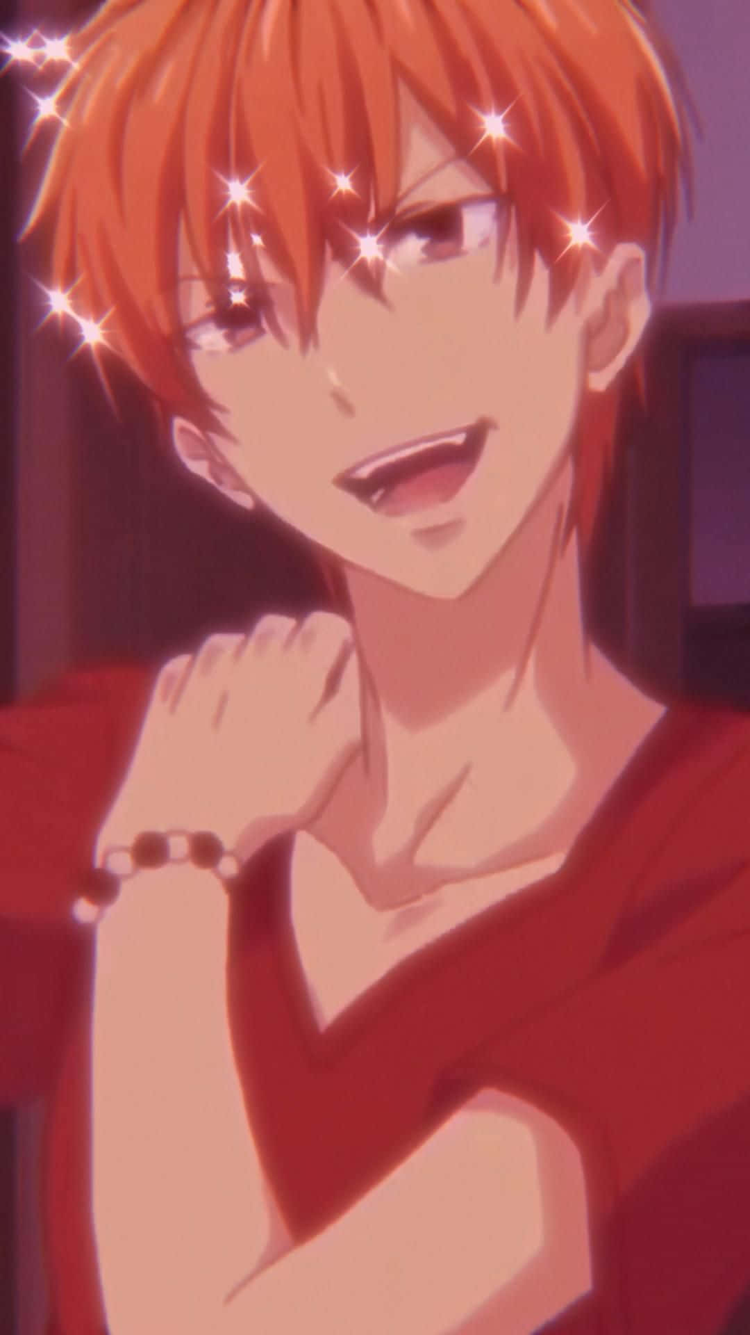 Kyo Sohma 桌布 壁紙 — 動漫男孩，擁有火橙色頭髮和閃閃發光的眼睛，穿著紅色上衣，溫暖地微笑。