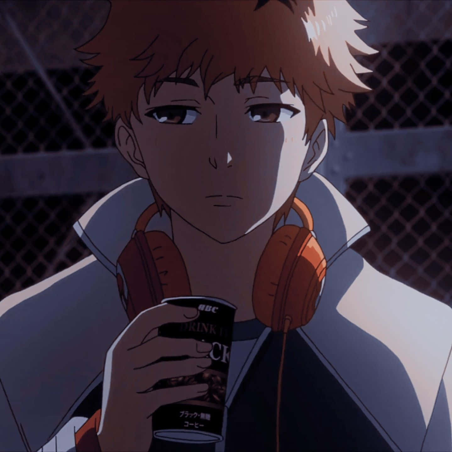 Hideyoshi Nagachika 桌布 壁紙 — 動漫男孩，棕色刺蝟頭，在黃昏時拿著咖啡杯和橙色耳機靠在鐵絲網圍欄上。