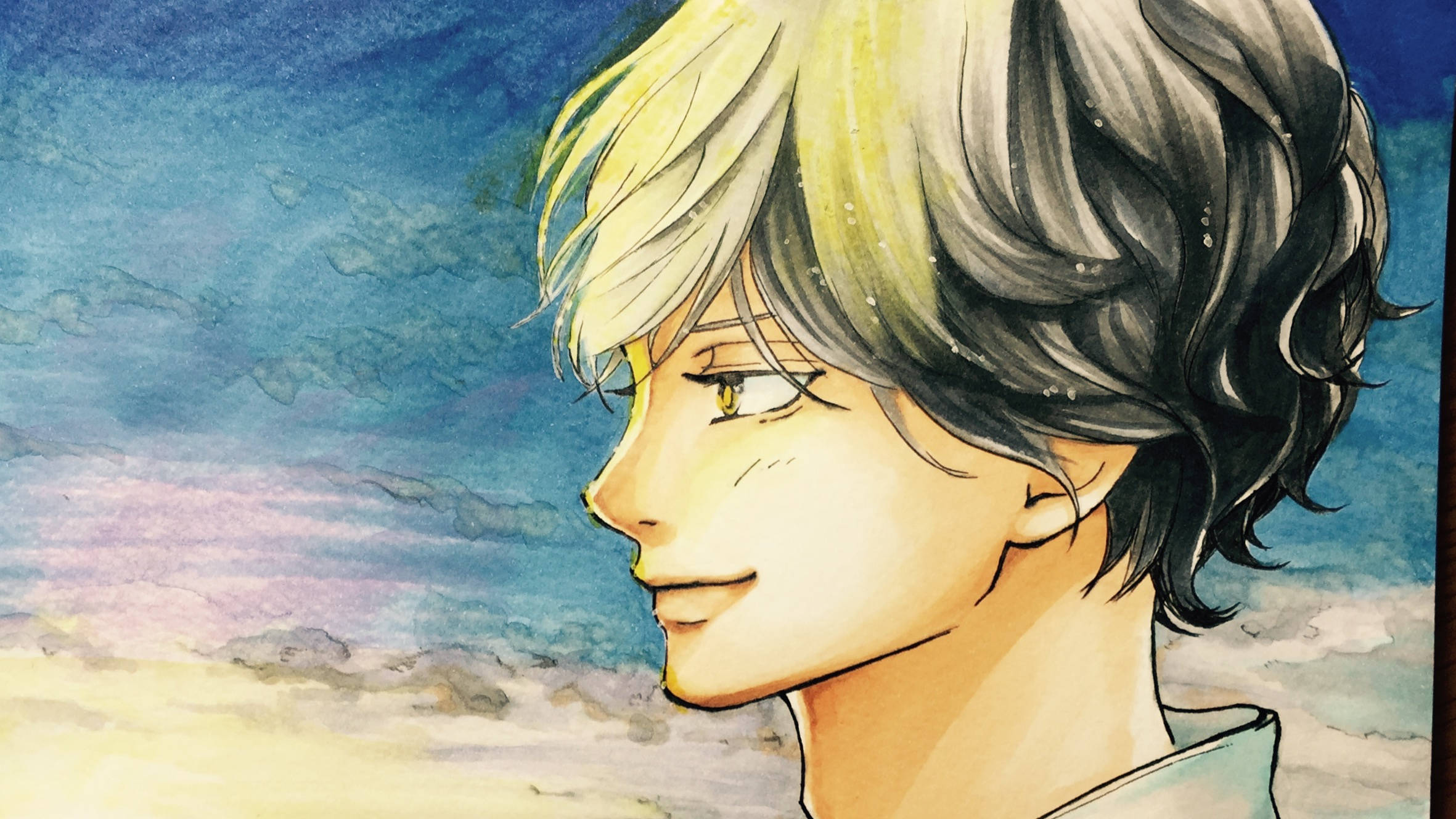 Ride 桌布 壁紙 — 動漫男孩，波浪形金髮和灰髮，在夢幻般的暮色天空下，帶著柔和的水彩雲，輕輕微笑。