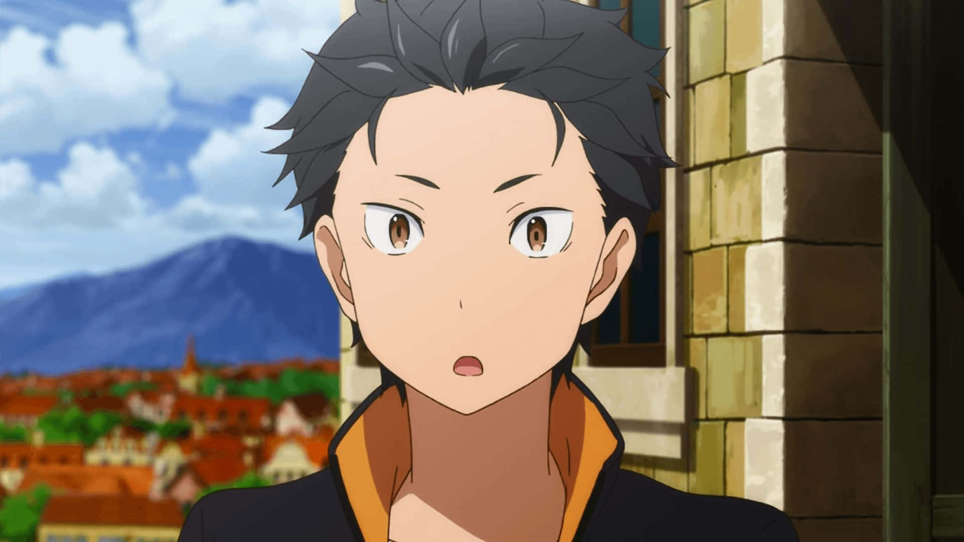 Subaru Natsuki 桌布 壁紙 — 動漫男孩，灰色尖刺頭髮，棕色大眼睛，背景是陽光普照的歐洲小鎮，有紅色屋頂和遠山，他驚訝地凝視著。