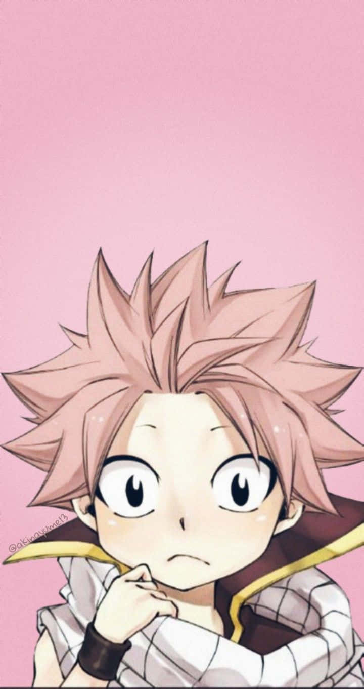 Natsu 桌布 壁紙 — 動漫男孩，粉紅色尖刺頭髮，大眼睛，在純粉紅色背景上若有所思地嘟嘴。