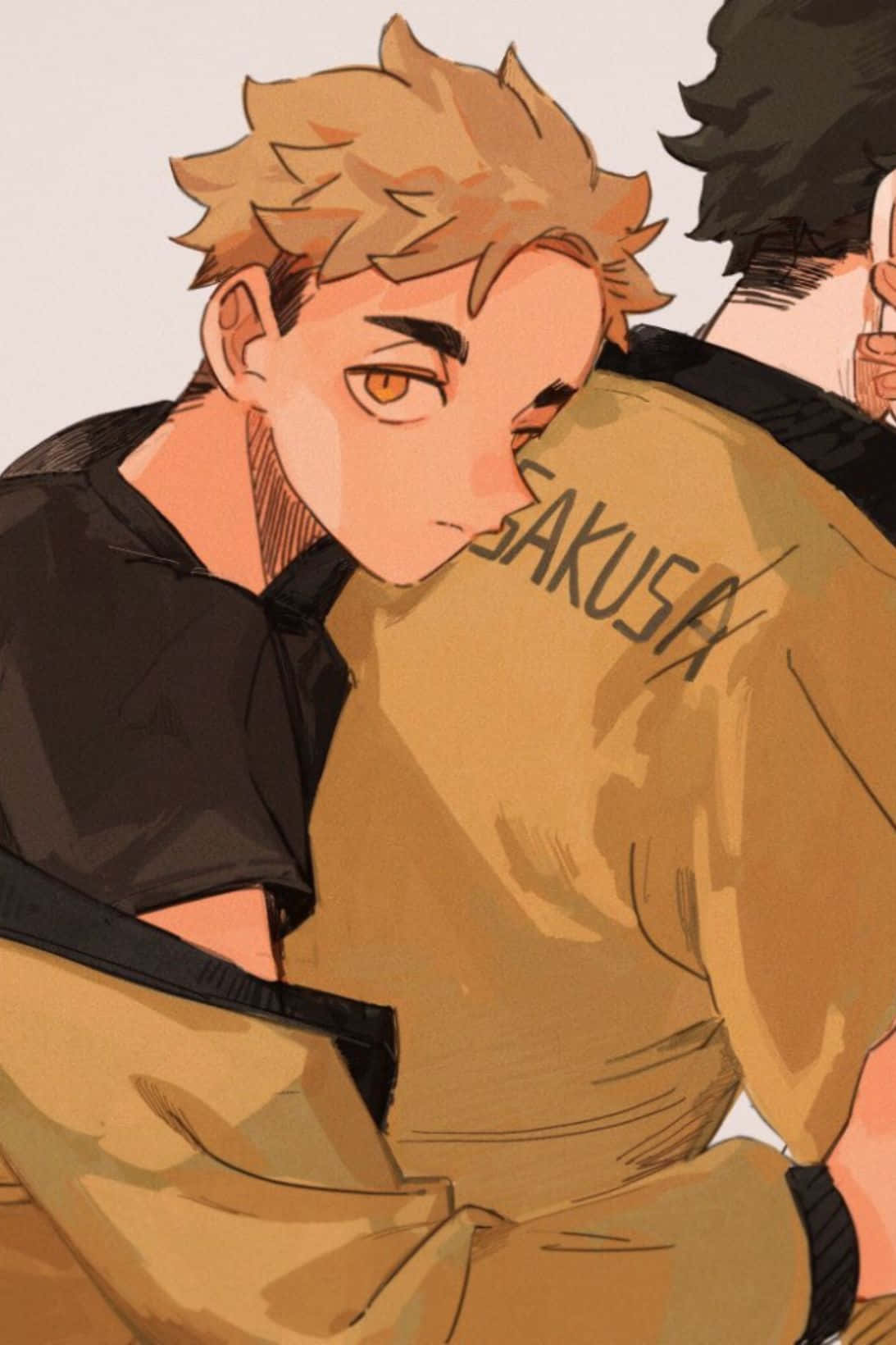 Kiyoomi Sakusa 桌布 壁紙 — 動漫男孩，金色刺蝟頭，橙色眼睛，靠在另一個穿著米色外套、背後印有「SAKUSA」的男孩身上。