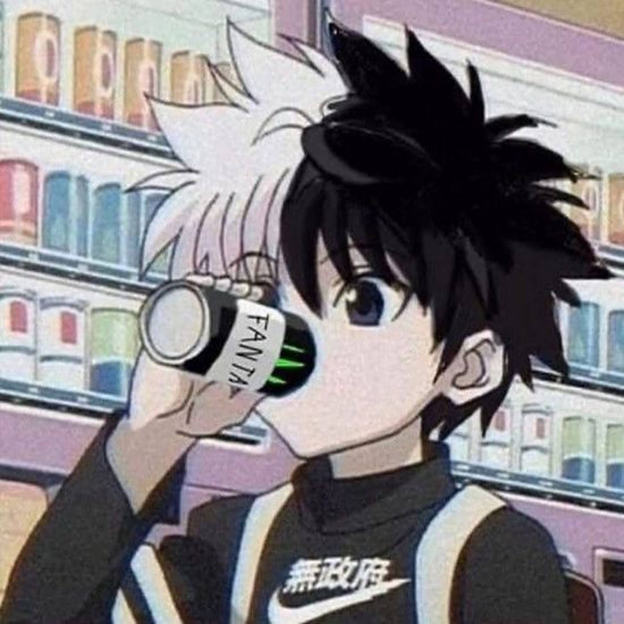 emo 頭像 桌布 壁紙 — 動漫男孩，黑白尖刺頭髮，在色彩繽紛的商店通道中喝著一罐芬達。