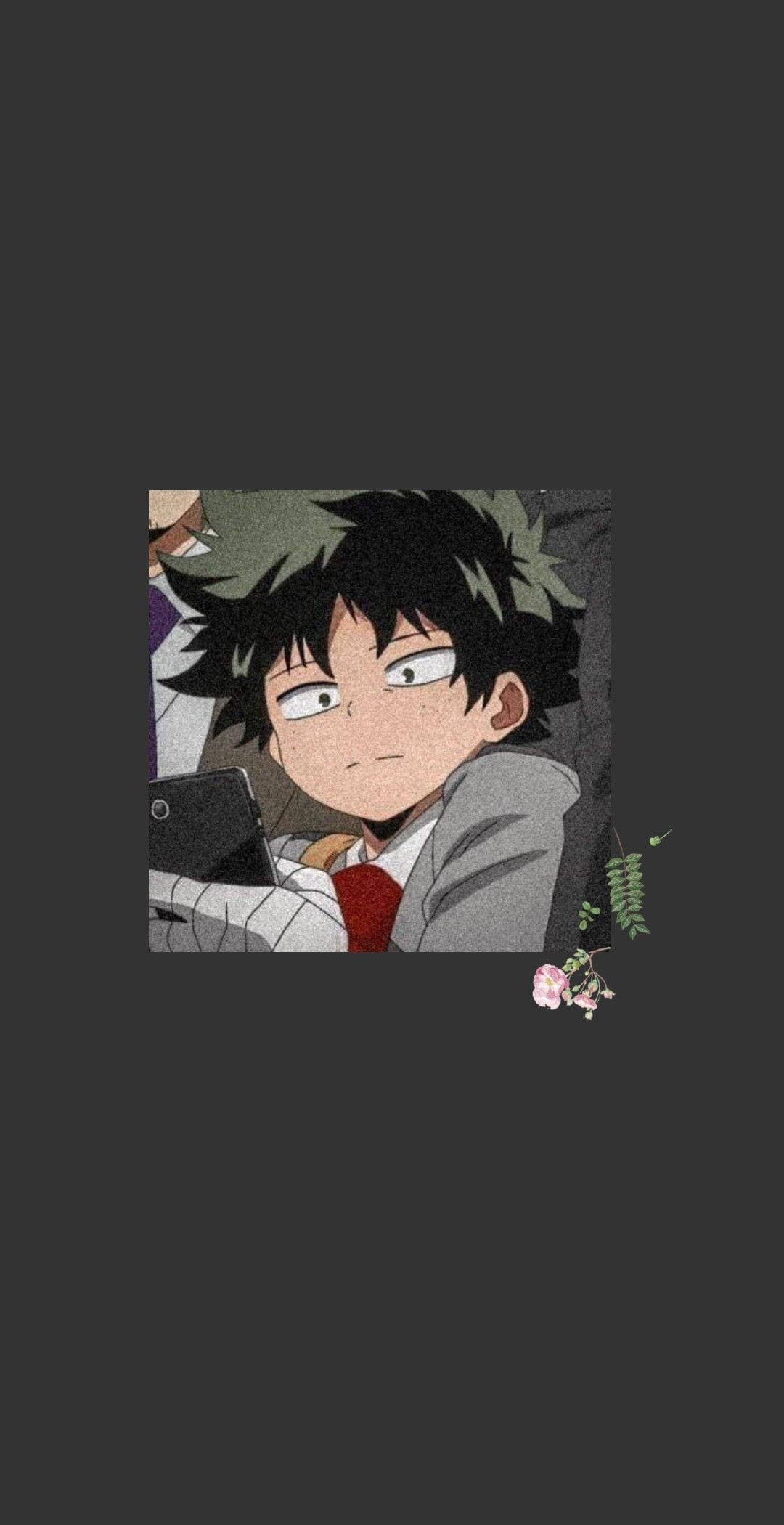 動漫男孩 桌布 壁紙 — 動漫男孩，黑色刺蝟頭，紅色領帶，在深灰色背景帶花卉點綴下拿著手機，表情煩惱。