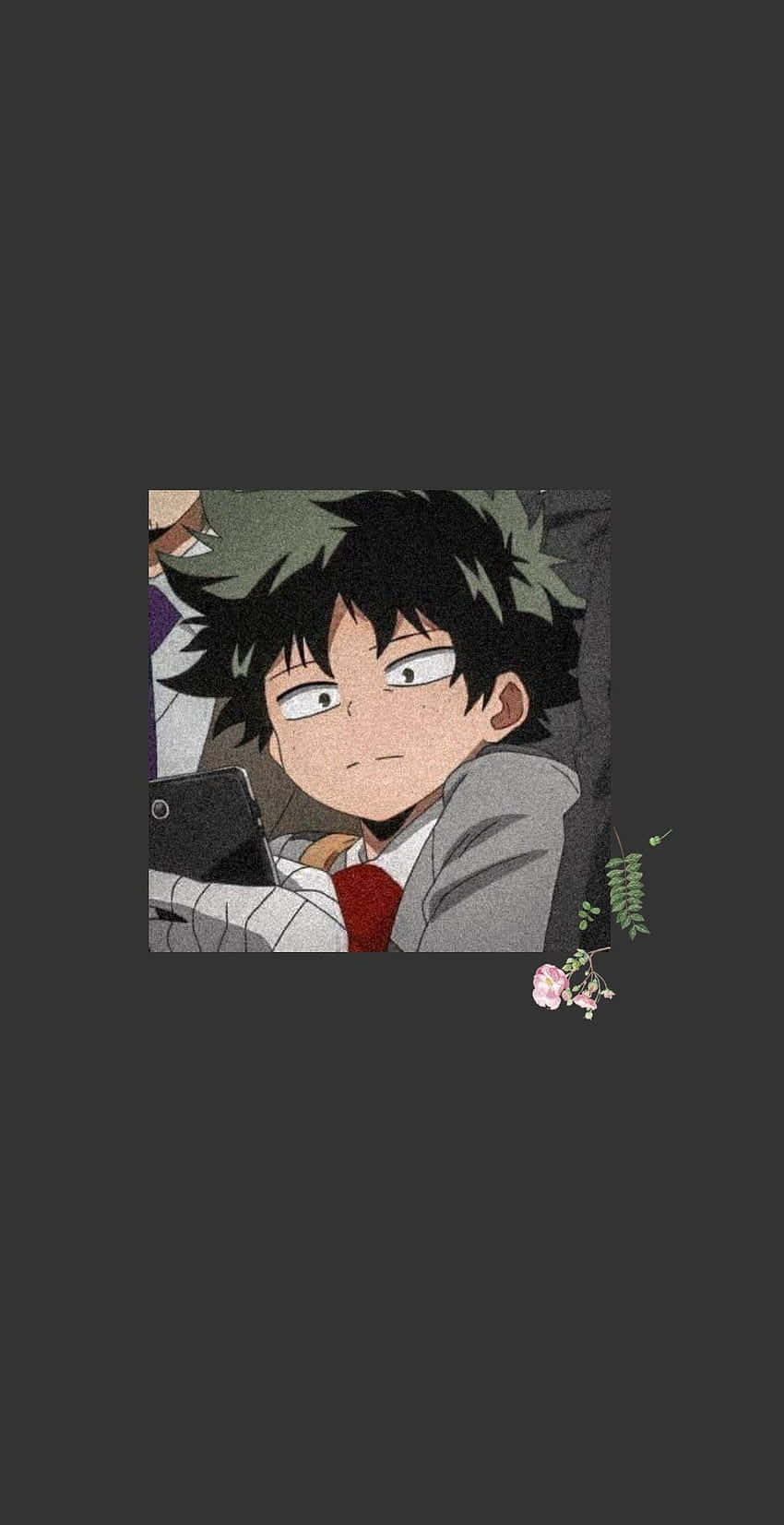 動漫男孩 桌布 壁紙 — 動漫男孩，黑色刺蝟頭，紅色領帶，在深灰色背景上帶有花卉點綴，拿著手機，表情煩惱。