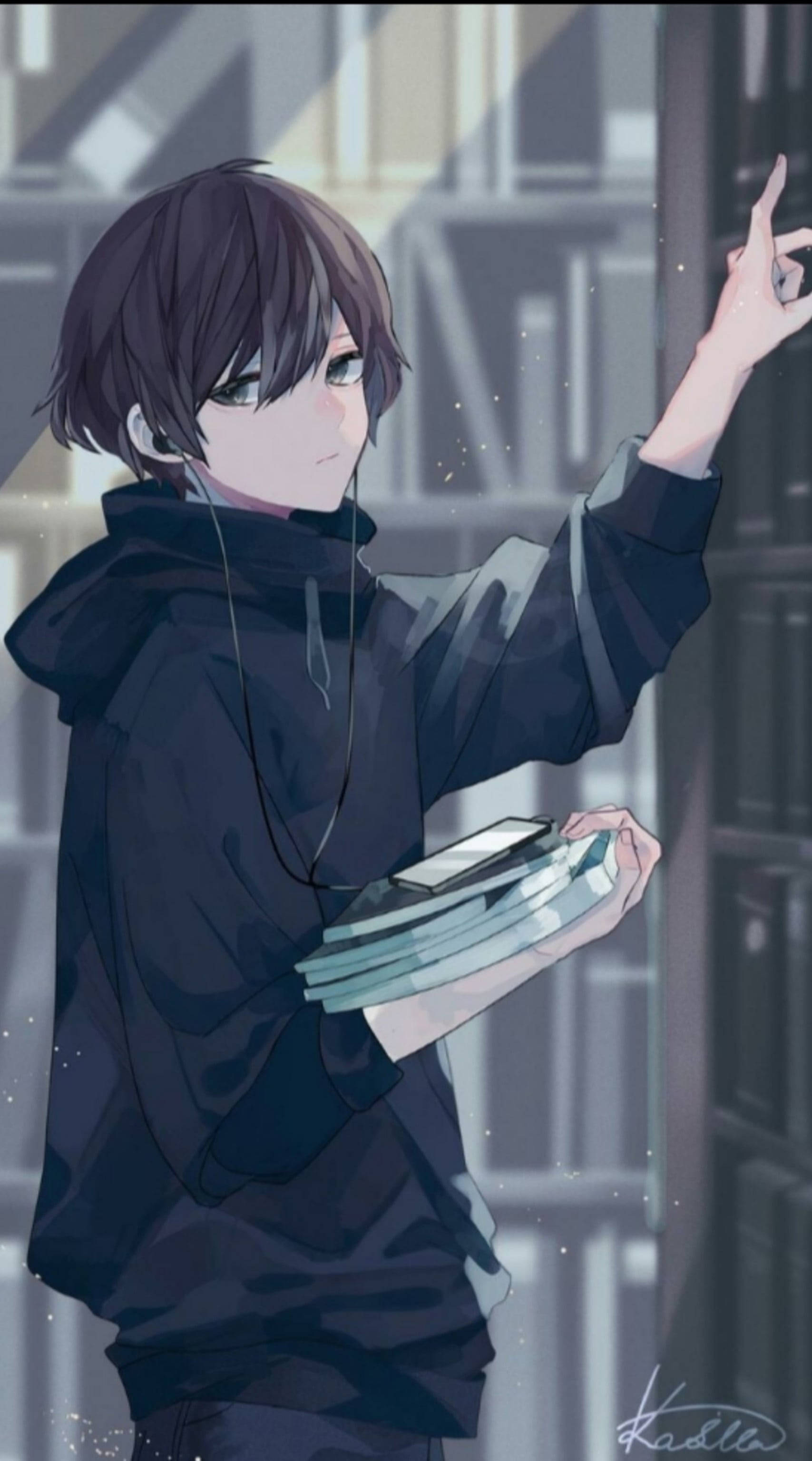 美學 桌布 壁紙 — 動漫男孩穿著深色連帽衫，在圖書館環境中戴著耳機，拿著書本並向上指。