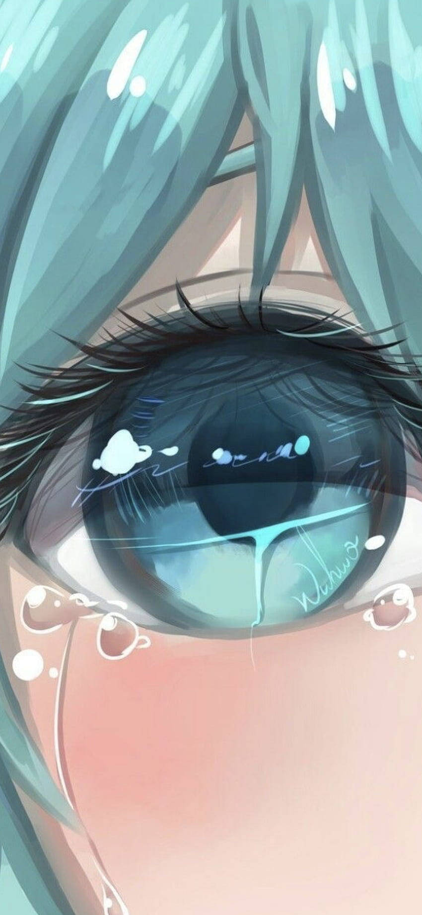 Sad Anime Phone 桌布 壁紙 — 動漫眼睛特寫，帶有青色頭髮和淚珠，在光滑的瞳孔中反射出雲朵和星星。
