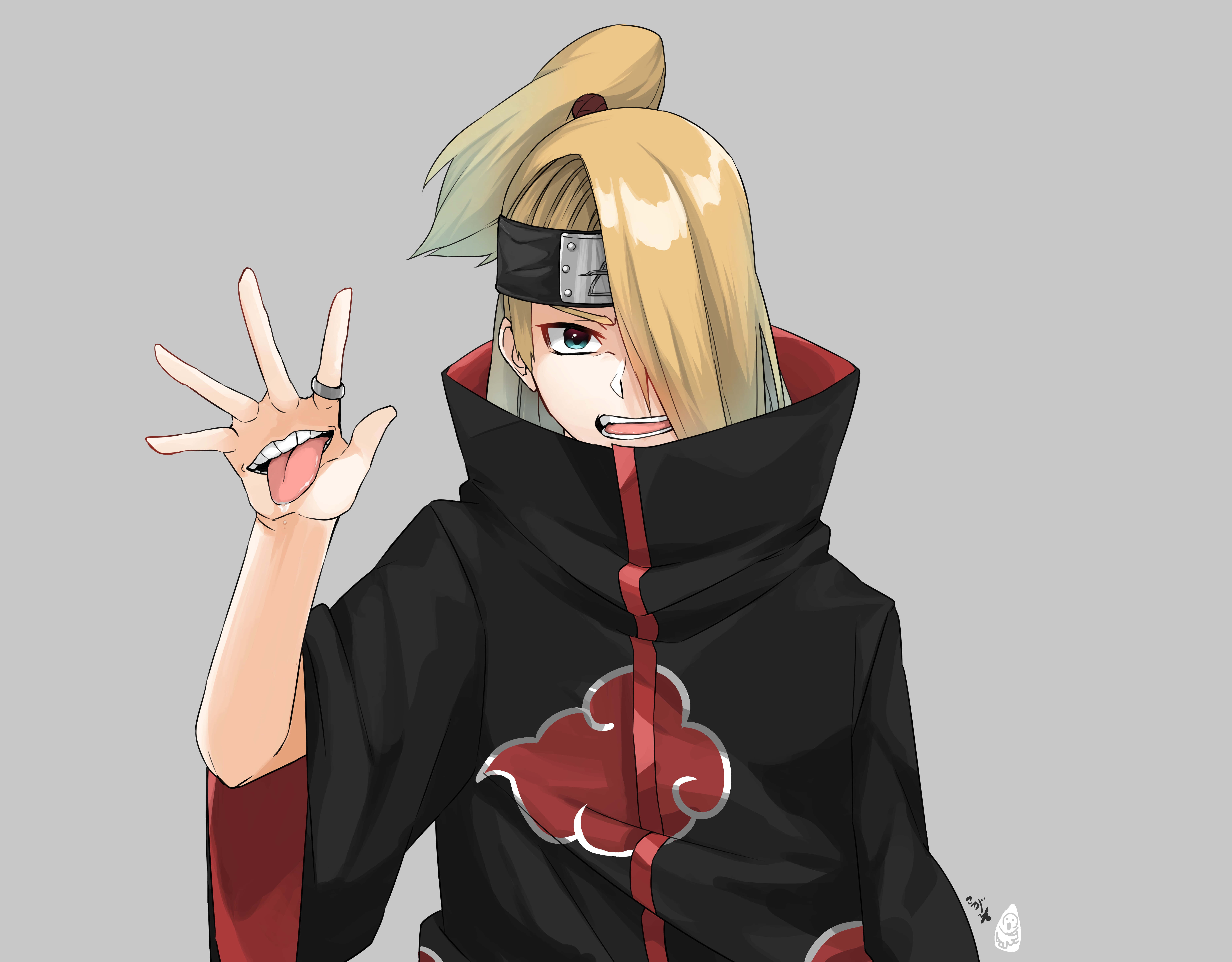 火影忍者 桌布 壁紙 — 動漫角色 Deidara 身穿曉組織斗篷，在純灰色背景前眨眼並伸出舌頭做出和平手勢。