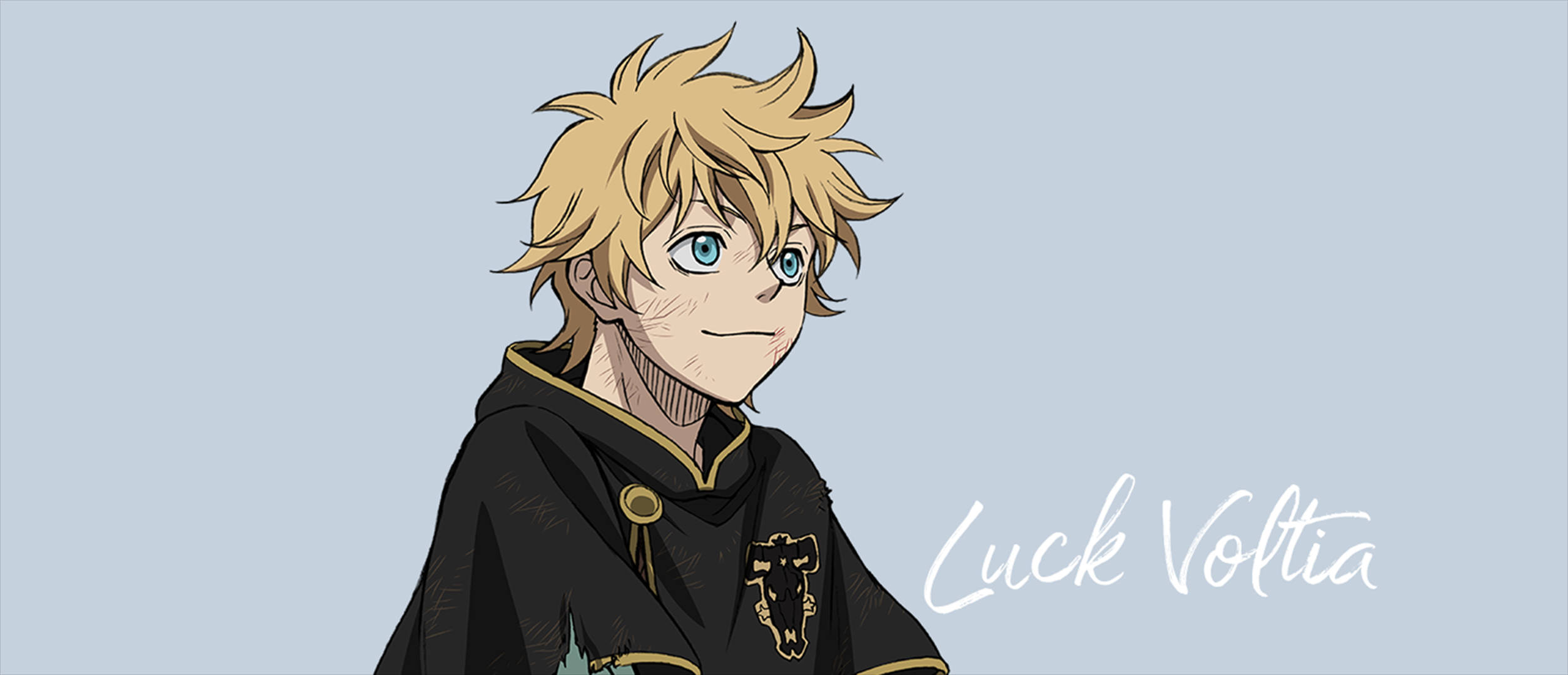 Luck Voltia 桌布 壁紙 — 動漫角色 Luck Voltia 擁有尖刺金髮和藍色眼睛，身穿帶有金色鑲邊和獅子徽章的黑色連帽長袍，背景為淡藍色。