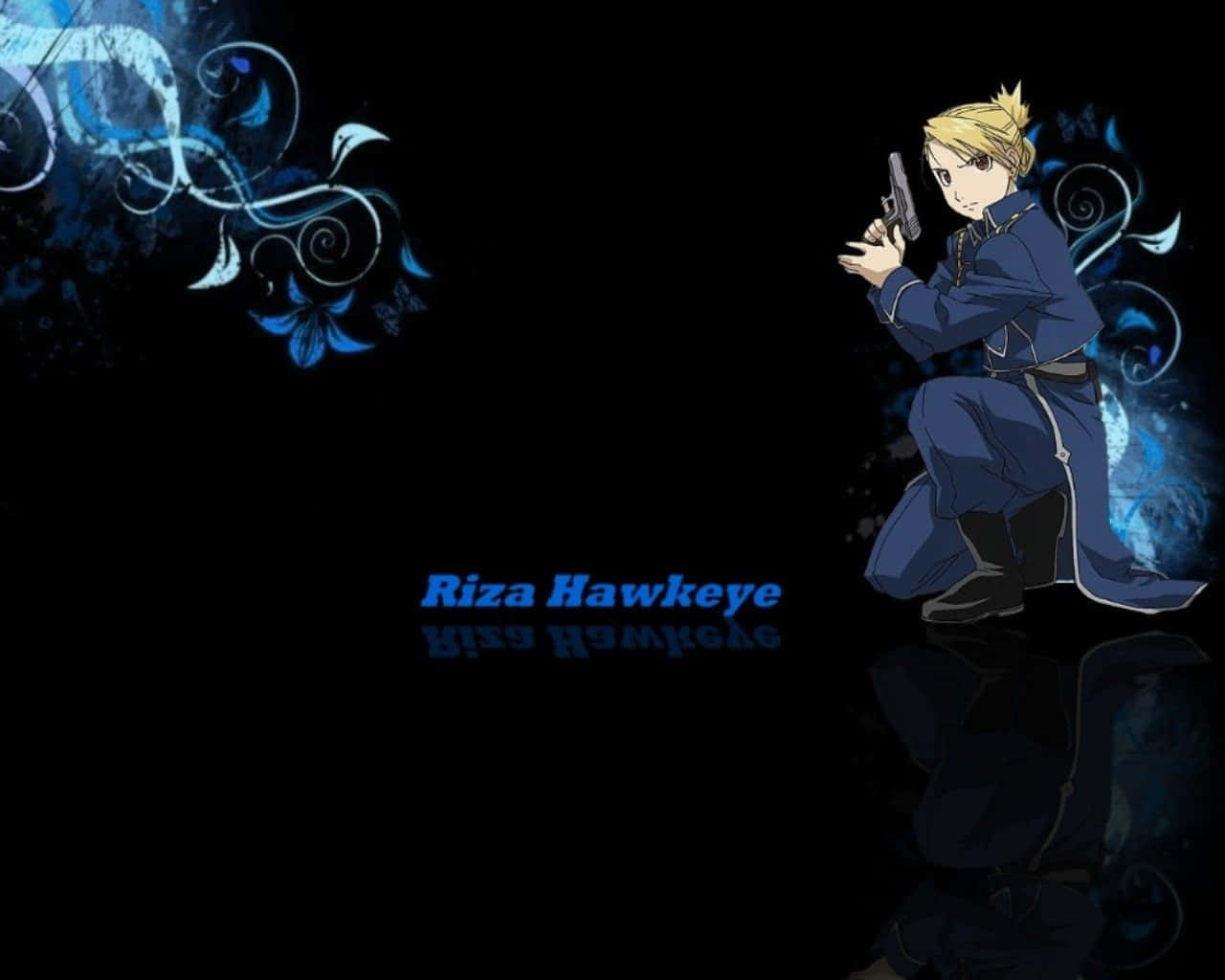 Riza Hawkeye 桌布 壁紙 — 動漫角色 Riza Hawkeye 身穿深藍色制服跪著，手持手槍，背景為黑色，帶有發光的藍色花卉漩渦。