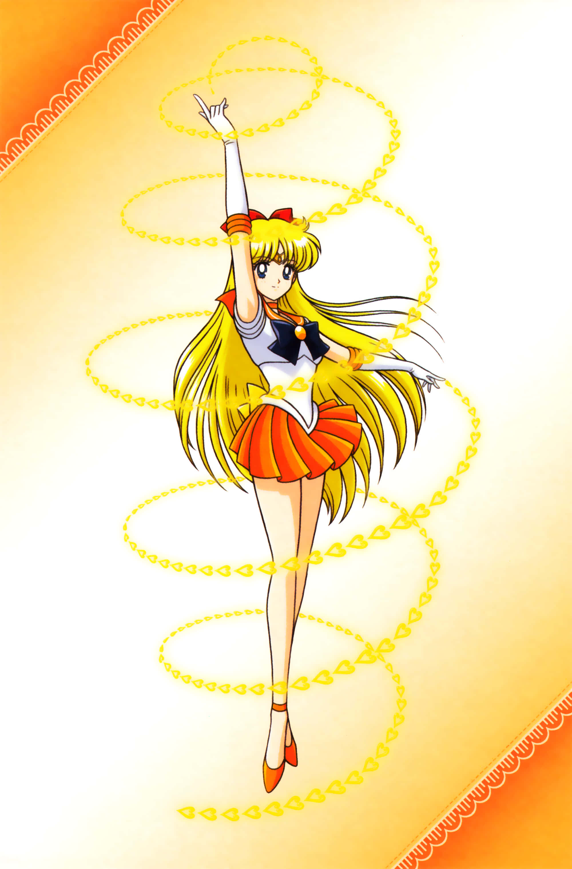 Sailor Venus 桌布 壁紙 — 動漫角色 Sailor Venus 在溫暖的漸變背景前，以金色心形鏈條環繞她，動感地擺出姿勢。