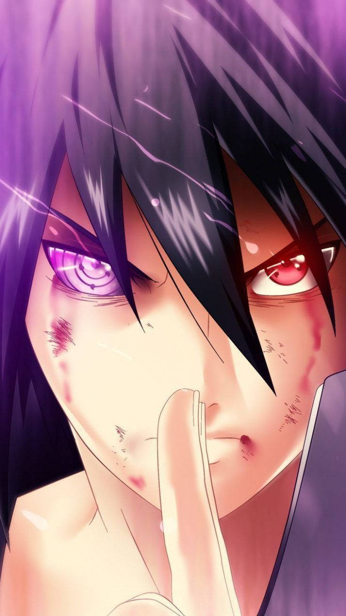 Uchiha 桌布 壁紙 — 動漫角色，一對不對稱的紫色和紅色眼睛，臉上帶血，在紫色閃電背景下將手指放在嘴唇上。