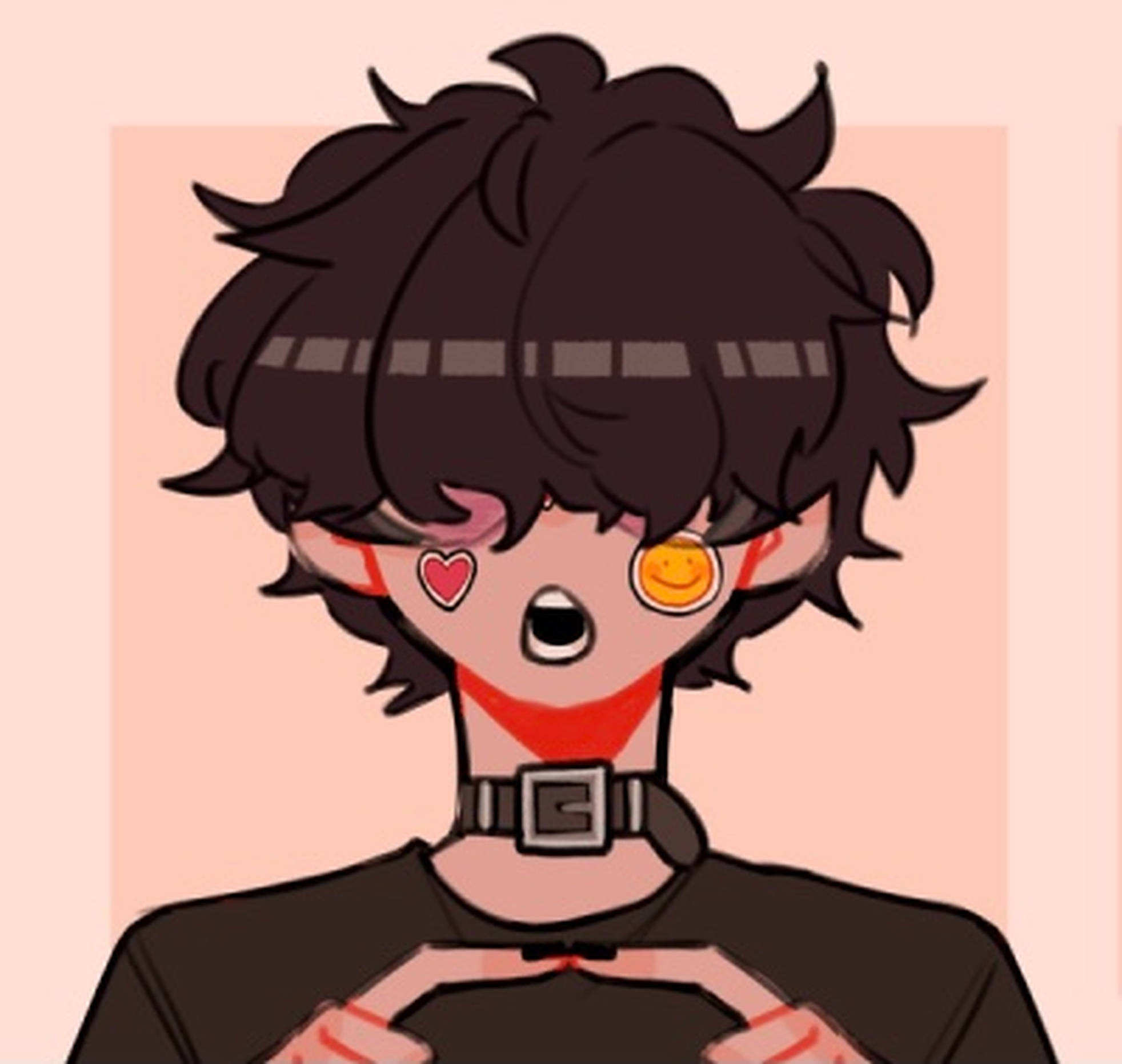 emo 頭像 桌布 壁紙 — 動漫角色，一頭凌亂黑髮，戴著心形和笑臉形狀的彩色眼罩，背景是柔和的粉紅色。