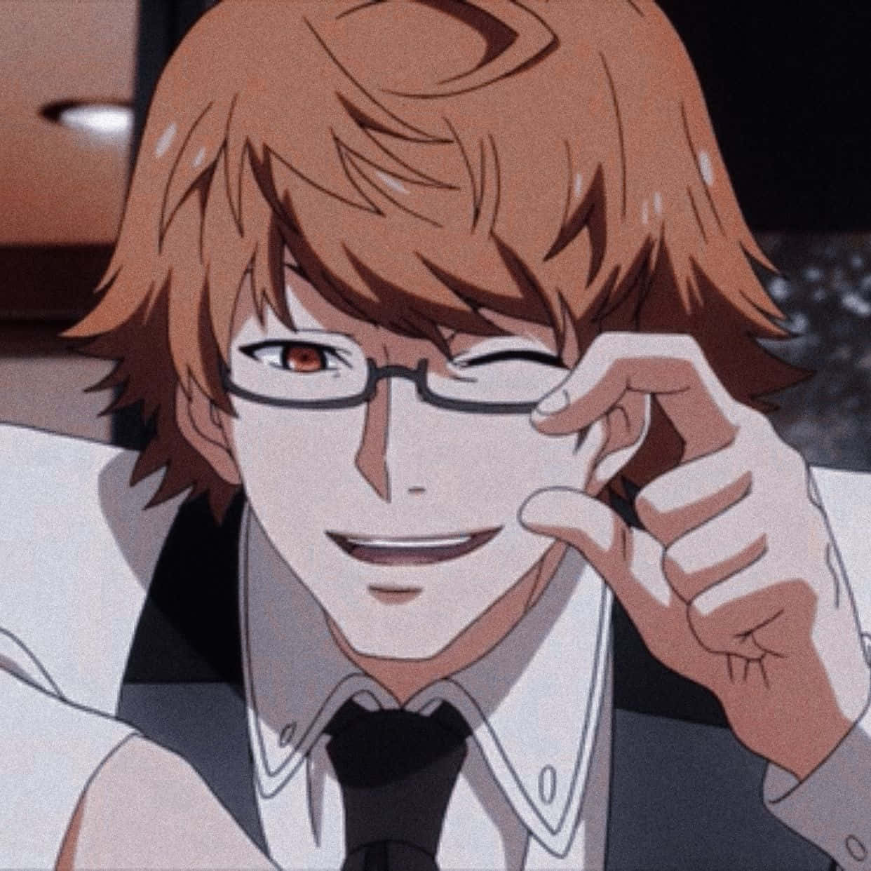 Nishiki Nishio 桌布 壁紙 — 動漫角色，棕色頭髮，戴眼鏡，在昏暗環境中調整眼鏡時俏皮地眨眼。