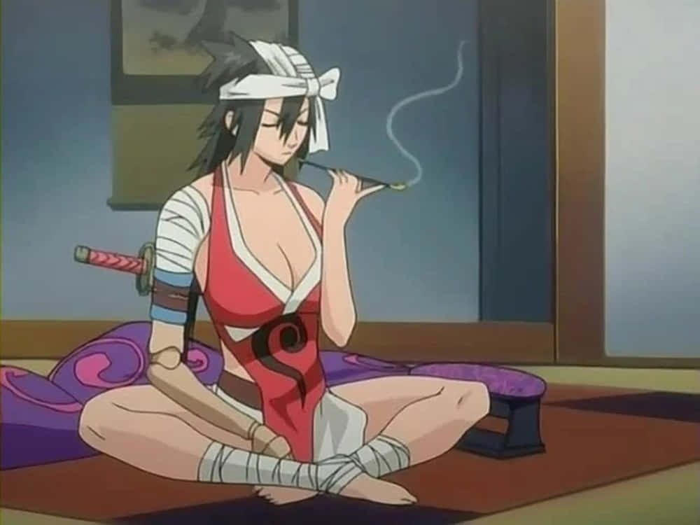 Kukaku Shiba 桌布 壁紙 — 動漫角色，深色頭髮，白色頭帶，盤腿坐在傳統日式房間裡抽煙斗。
