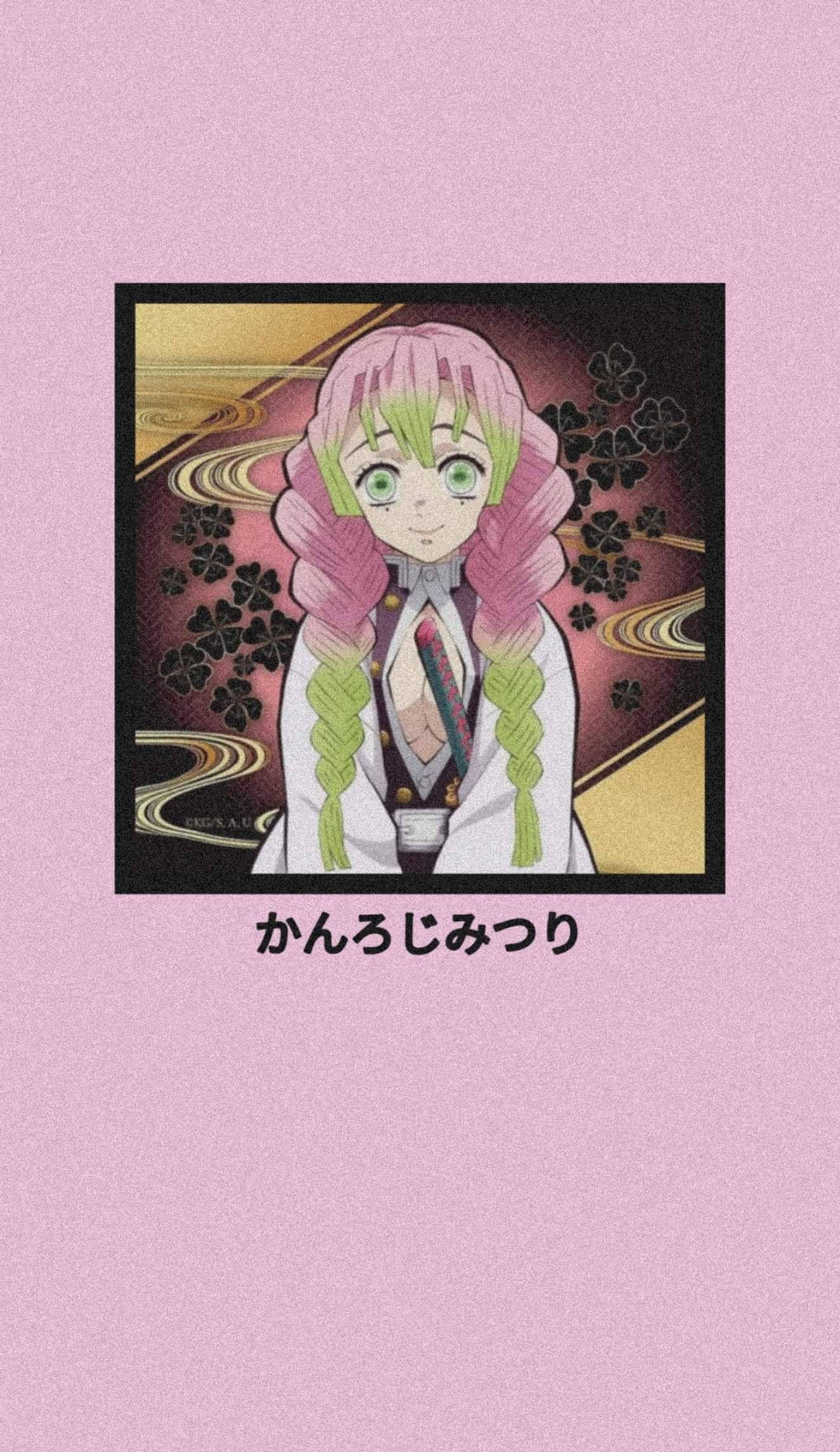 Demon Slayer Aesthetic 桌布 壁紙 — 動漫角色，粉紅色和綠色辮子頭髮，綠色眼睛，穿著白色制服，背景有圖案。