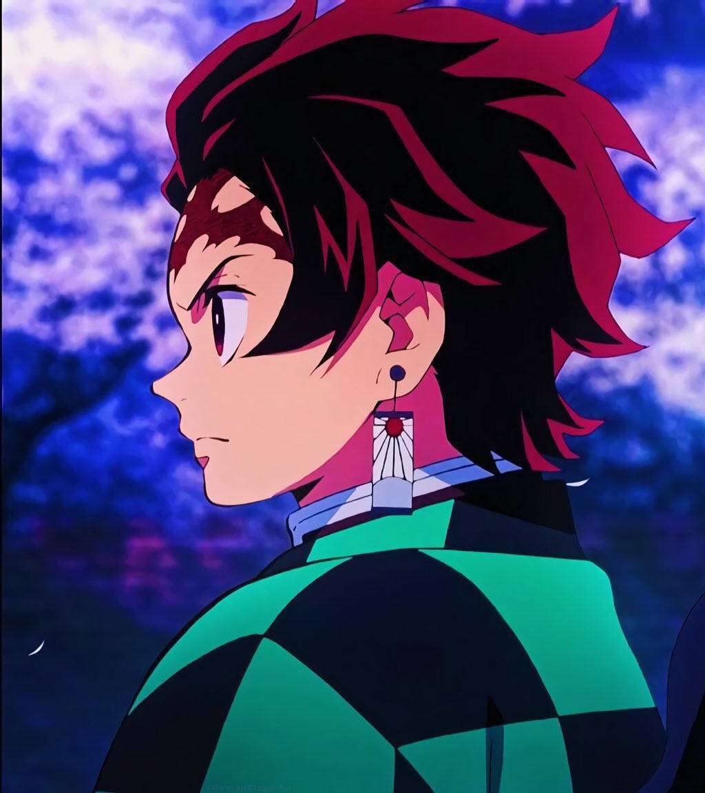 tanjiro pfp 桌布 壁紙 — 動漫角色，紅黑髮色，側面輪廓，背景為鮮豔的藍紫色天空。