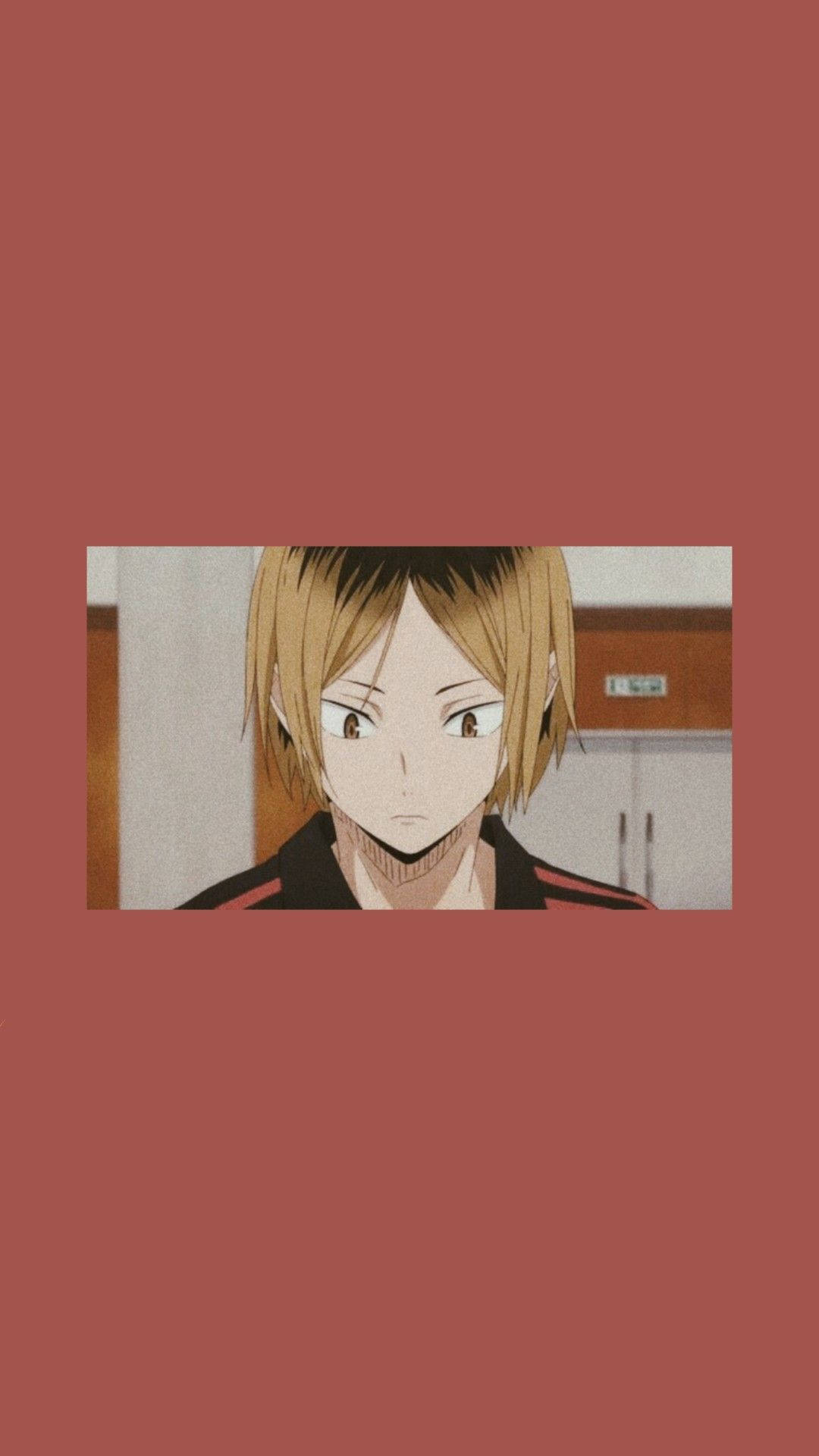 Kenma Kozume 桌布 壁紙 — 動漫角色，金髮，眼神銳利，在柔和的紅色背景前直視前方。