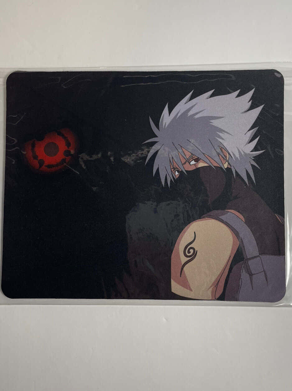 Akatsuki Kakashi 桌布 壁紙 — 動漫角色，銀色尖刺頭髮，紅色眼睛標誌，在黑暗背景下怒目而視。