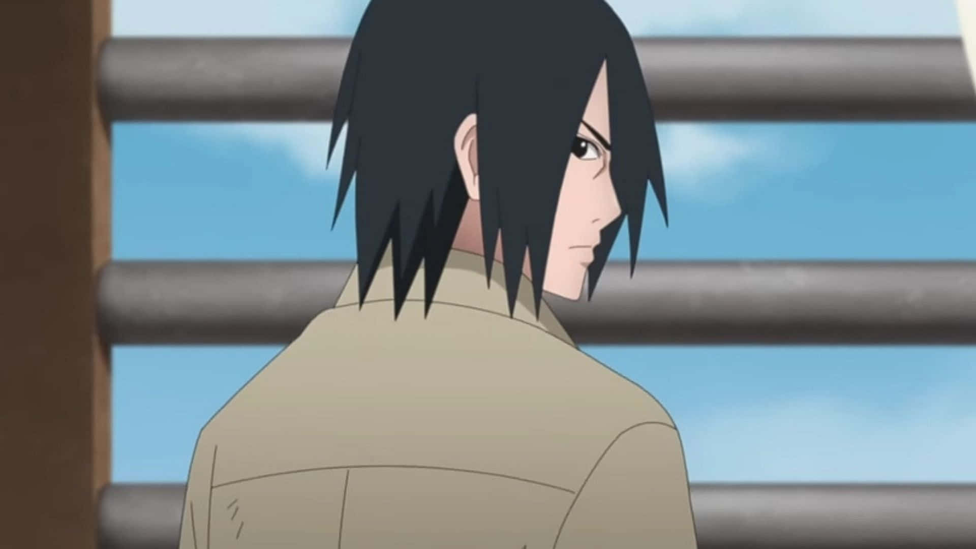 Sasuke 桌布 壁紙 — 動漫角色，黑色刺蝟頭，身穿米色外套，站在木欄杆旁凝視藍天。