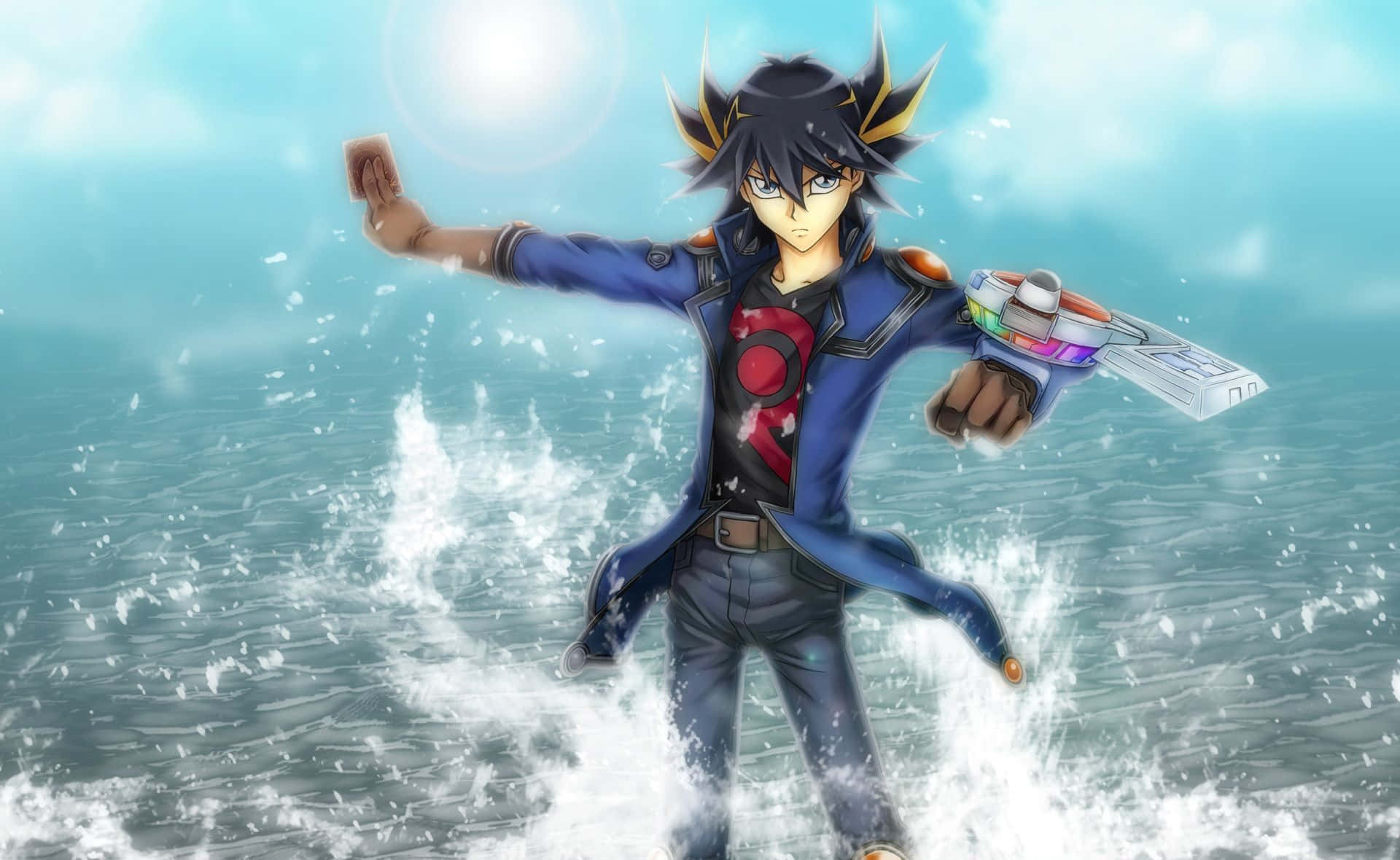 Yusei Fudo 桌布 壁紙 — 動漫角色，黑色刺蝟頭，身穿藍色外套，站在海浪中，在燦爛陽光下手持發光的決鬥盤。
