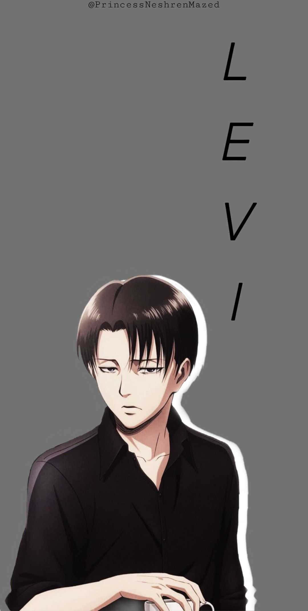 動漫男孩 桌布 壁紙 — 動漫角色Levi，黑髮，表情嚴肅，身穿黑色襯衫，灰色背景，名字垂直排列。