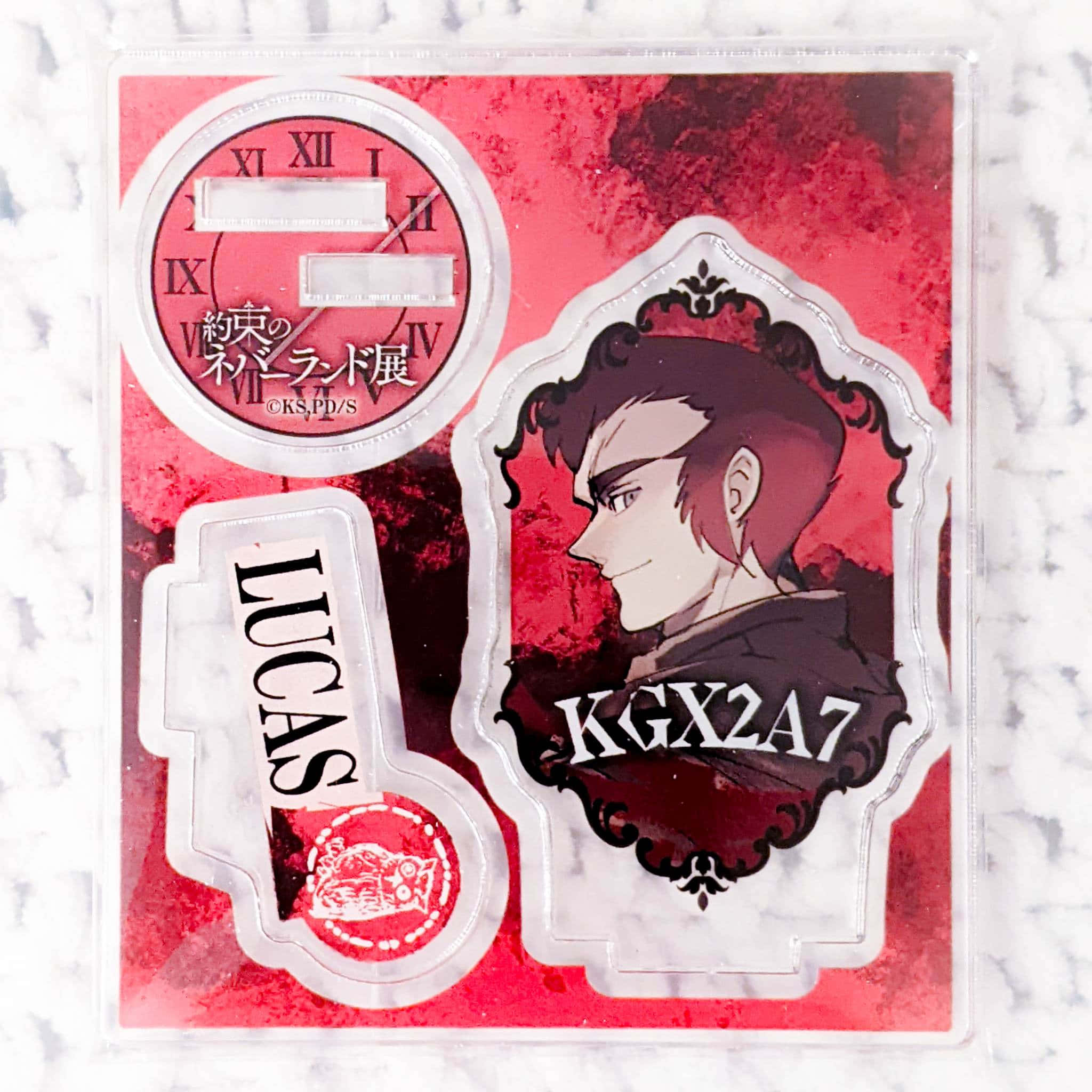 The Promised Neverland Lucas 桌布 壁紙 — 動漫角色Lucas壓克力鑰匙圈套裝，配有華麗框架和紅色大理石背景。