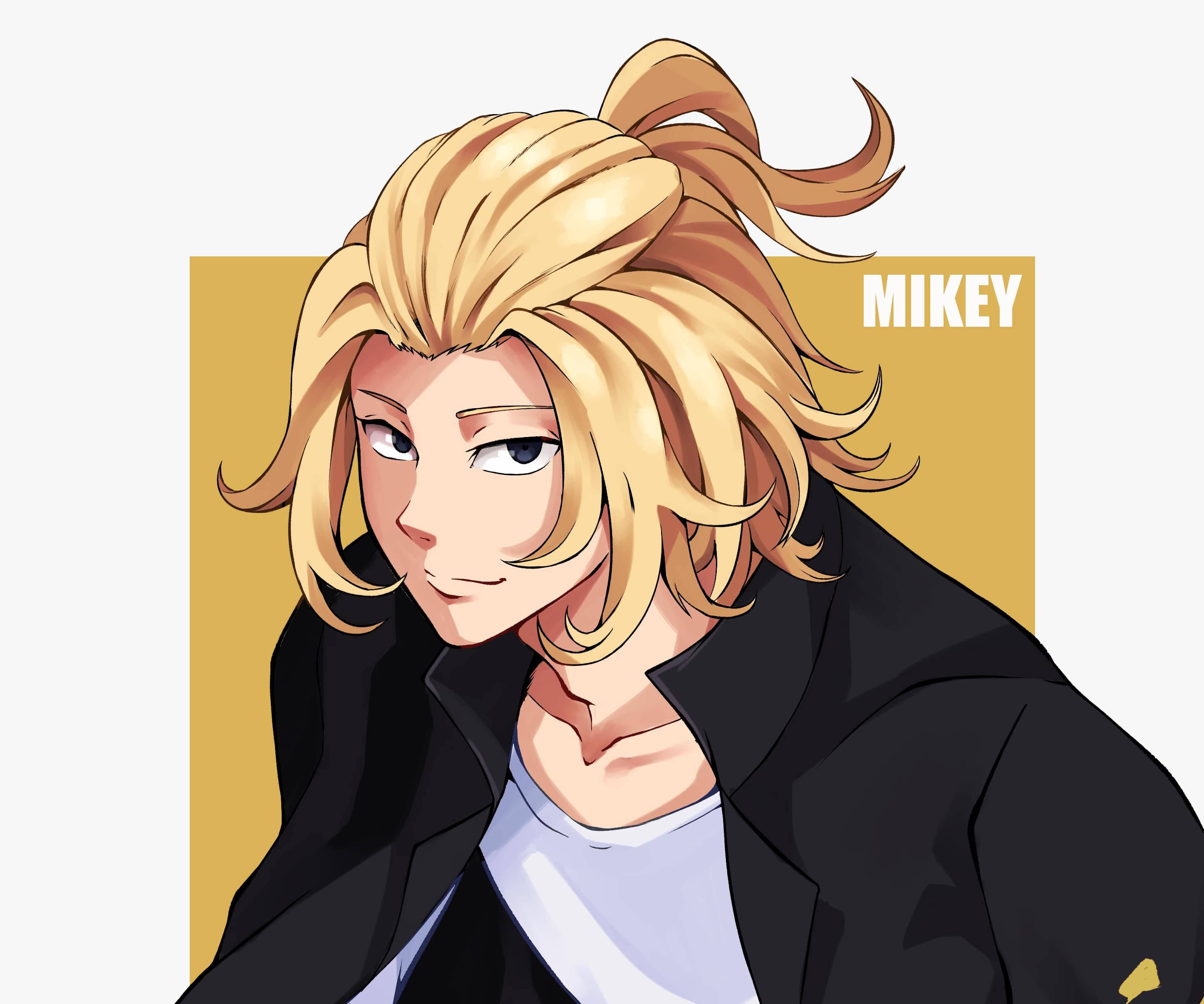 東京卍复仇者 桌布 壁紙 — 動漫角色Mikey，金髮，露出得意的笑容，身穿黑色外套內搭白色襯衫，背景為芥末黃色。