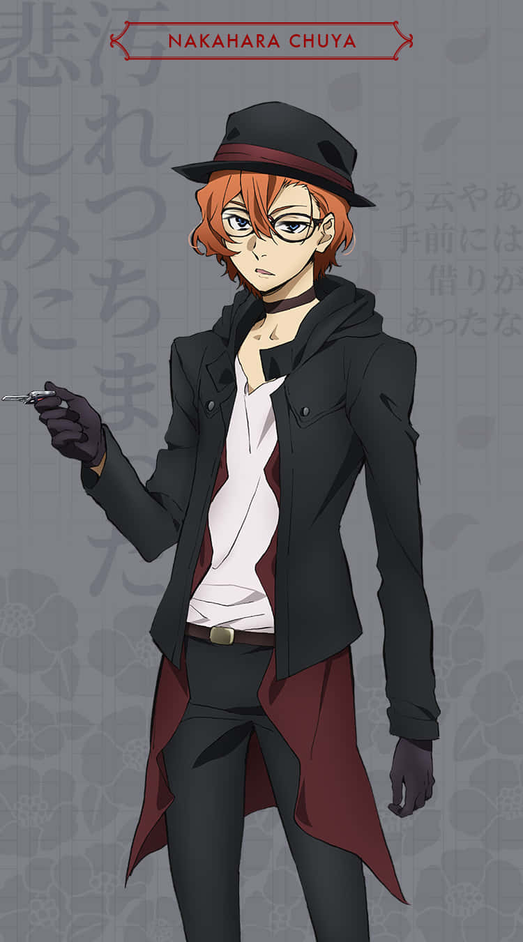 Chuya Nakahara 桌布 壁紙 — 動漫角色中原中也身穿深色外套和帽子，手持香煙，站在灰色花卉背景前。