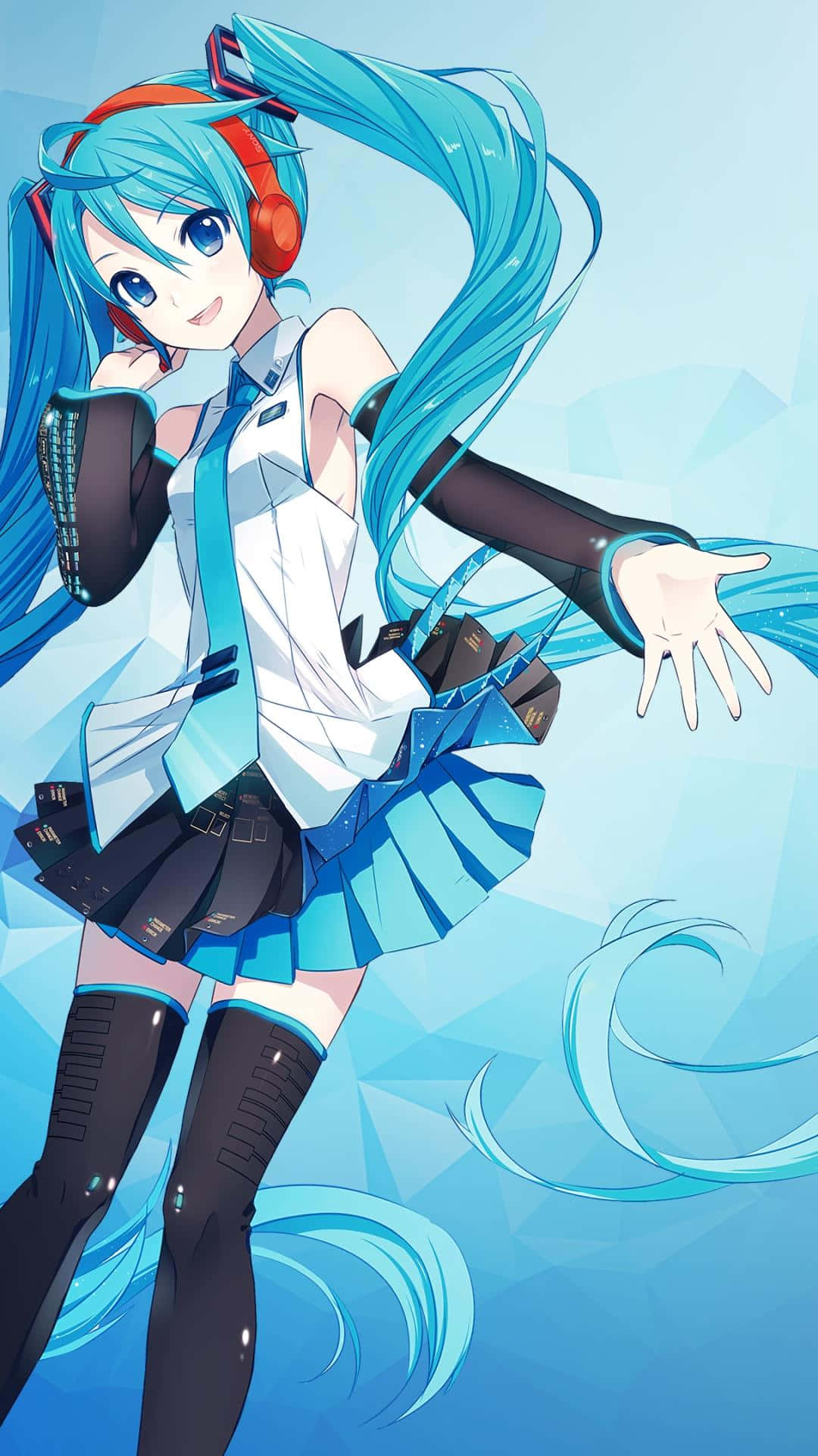 初音未來 桌布 壁紙 — 動漫角色初音未來，擁有藍綠色雙馬尾和紅色耳機，在藍色幾何背景前動態擺姿勢。