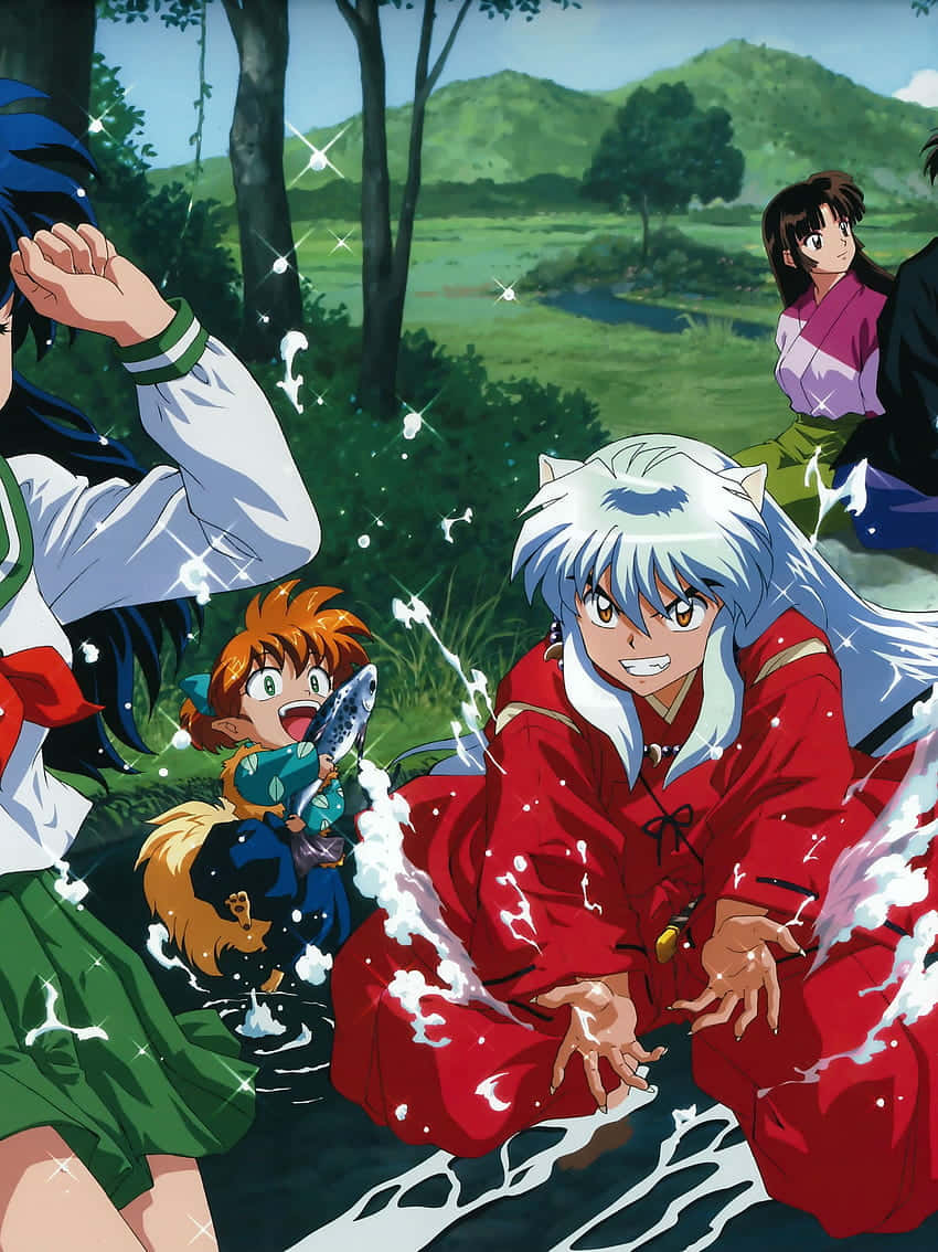 Inuyasha Phone 桌布 壁紙 — 動漫角色在明亮的日光下，在充滿活力的森林空地中潑水。