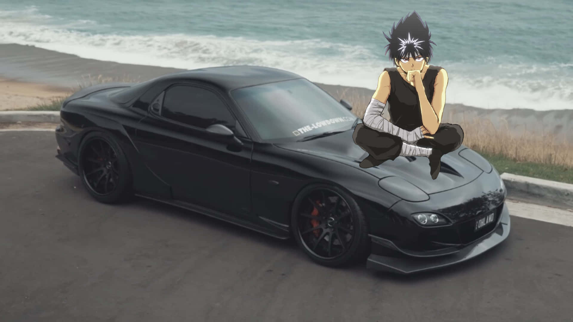 JDM 桌布 壁紙 — 動漫角色坐在停在海邊的黑色跑車上，背後有海浪拍打。