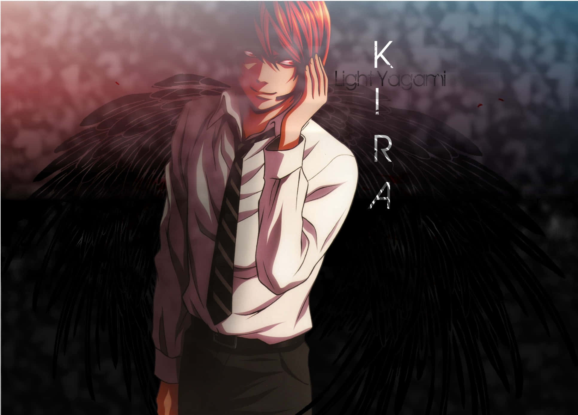 Light Yagami 桌布 壁紙 — 動漫角色夜神月，紅髮黑翼，在煙霧漸變背景前自信擺姿勢。