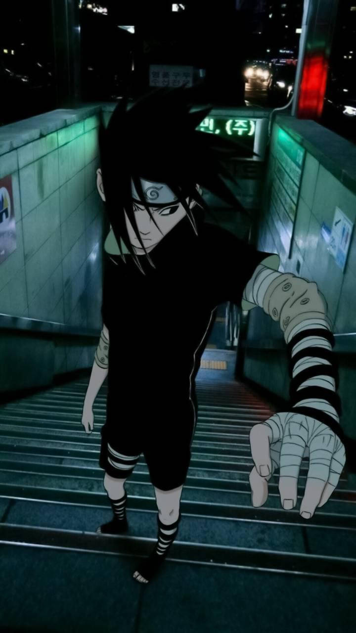 sasuke uchiha 桌布 壁紙 — 動漫角色宇智波佐助夜晚站在燈光昏暗的地鐵樓梯上，周圍有發光的綠色標誌和遠處的城市燈光。